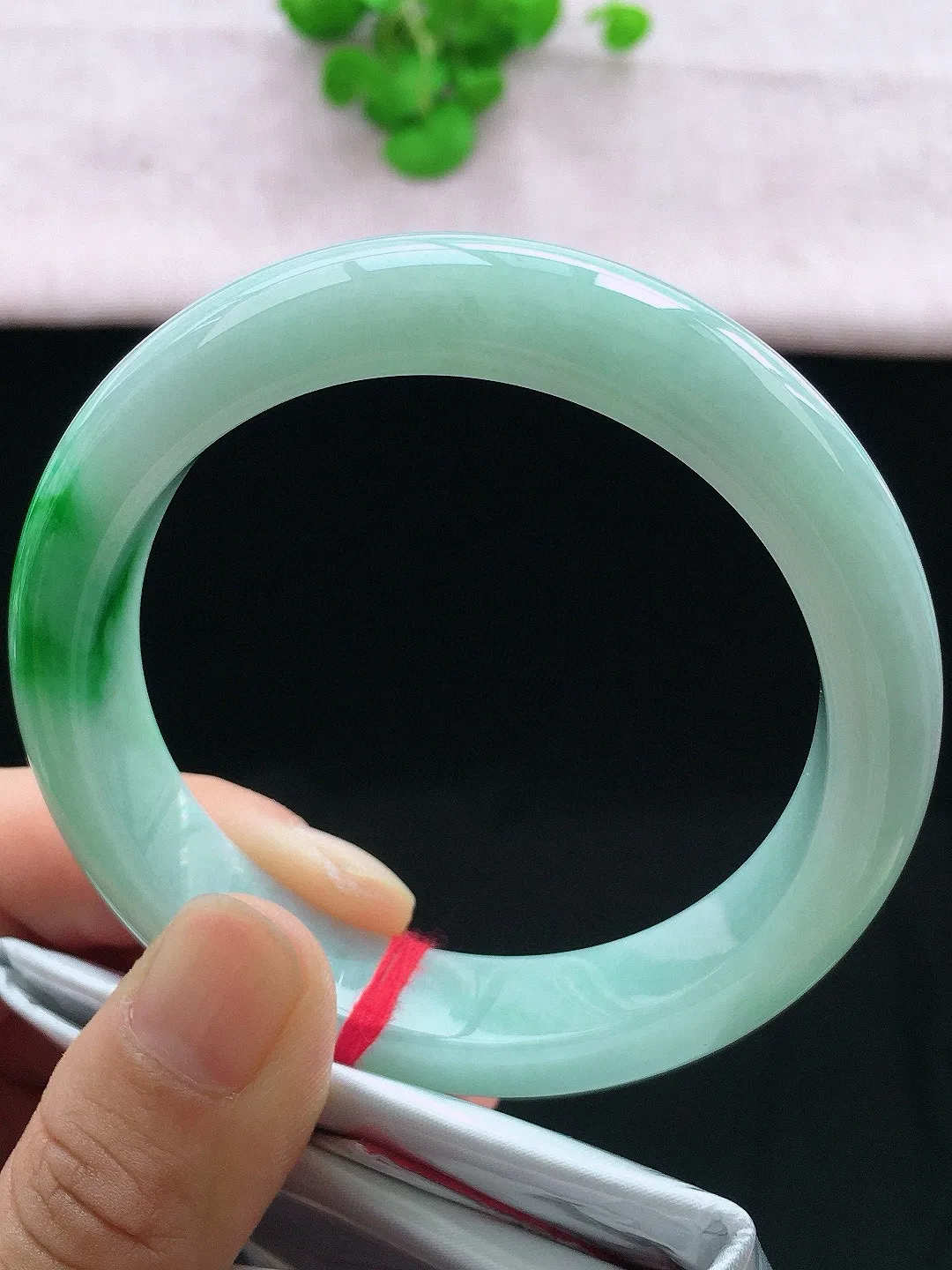 正圈57-58可戴，种老水足，尺寸58/13/8.5mm，冰飘绿正圈翡翠手镯