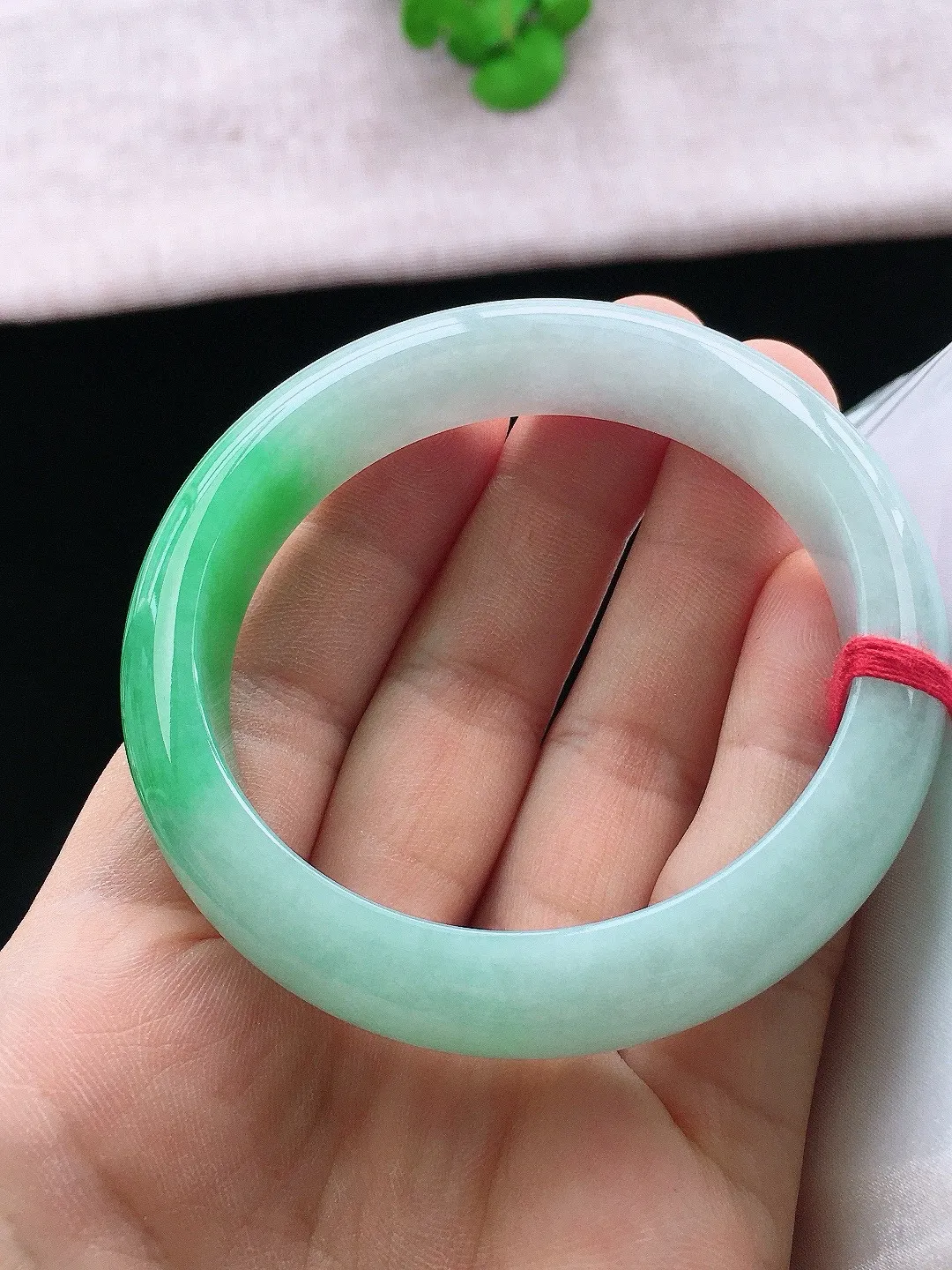 正圈55-56可戴，种老水足，尺寸55.8/12.8/8.3mm，冰飘绿正圈翡翠手镯