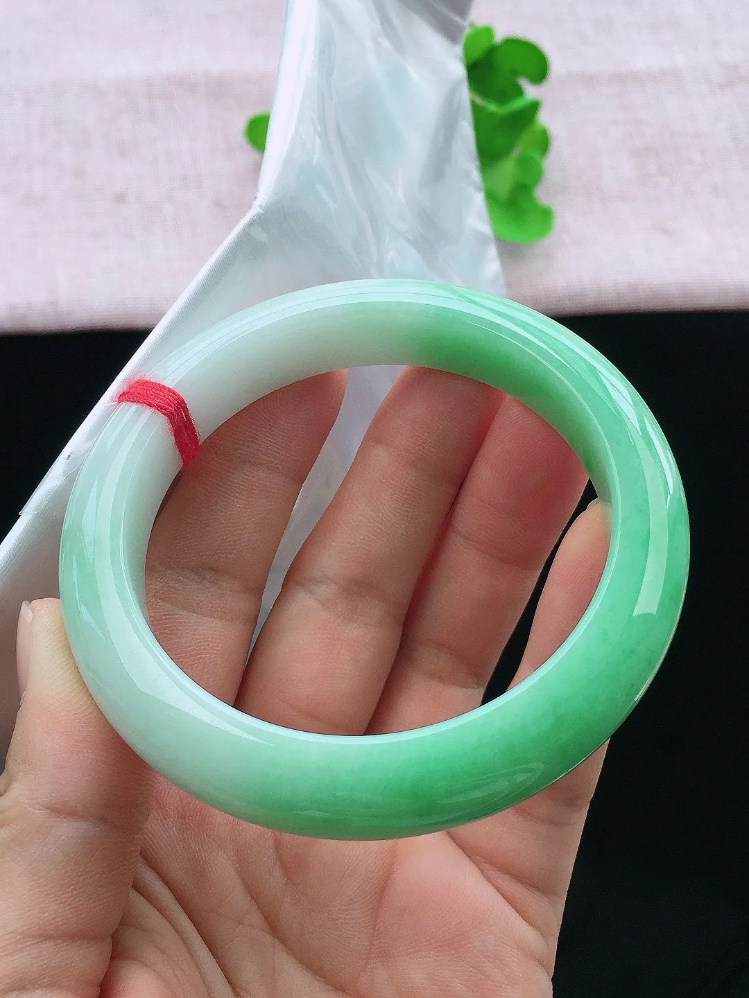 正圈60-61可戴，种老水足，尺寸61/12.5/9.8mm，冰飘绿大圈口正圈翡翠手镯