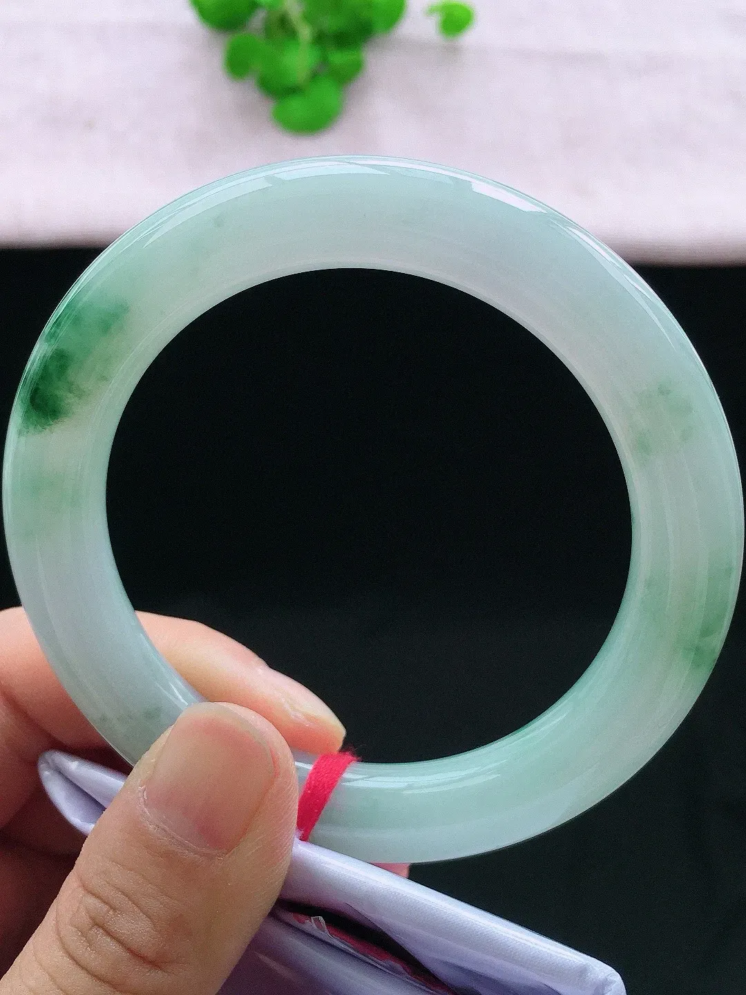 正圈58-59可戴，种老水足，尺寸57.7/10.8/10.8mm，冰飘花圆条翡翠手镯