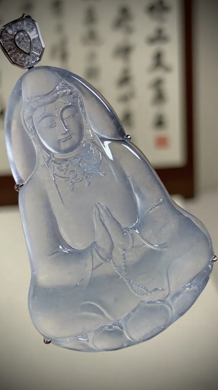 【慈悲为怀·观自在】，合十观音菩萨。
山海玉雕艺术作品，
纯白冰翡翠料子，大师雕刻，线条简约流畅，
