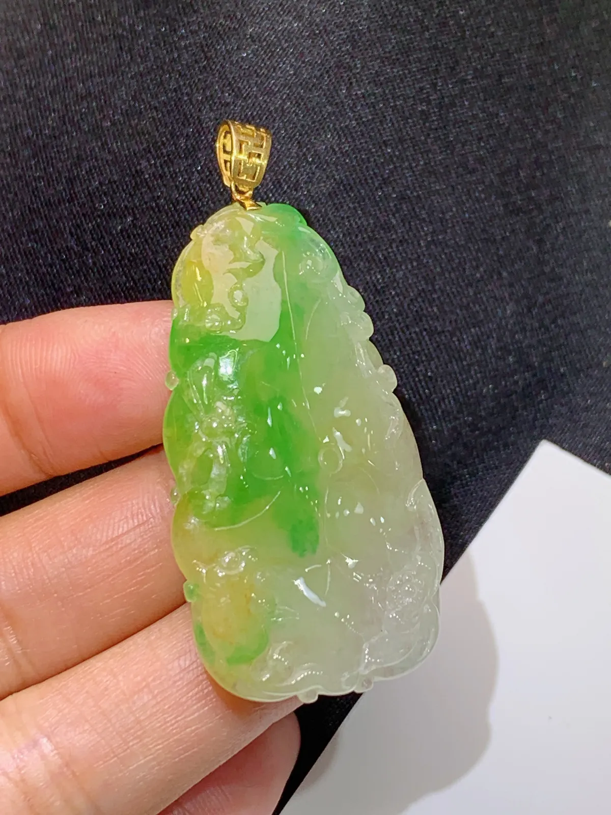 春彩荷叶鱼吊坠，18k金镶嵌，冰润细腻，颜色鲜艳，种水足 尺寸44.9*24.6*5.5