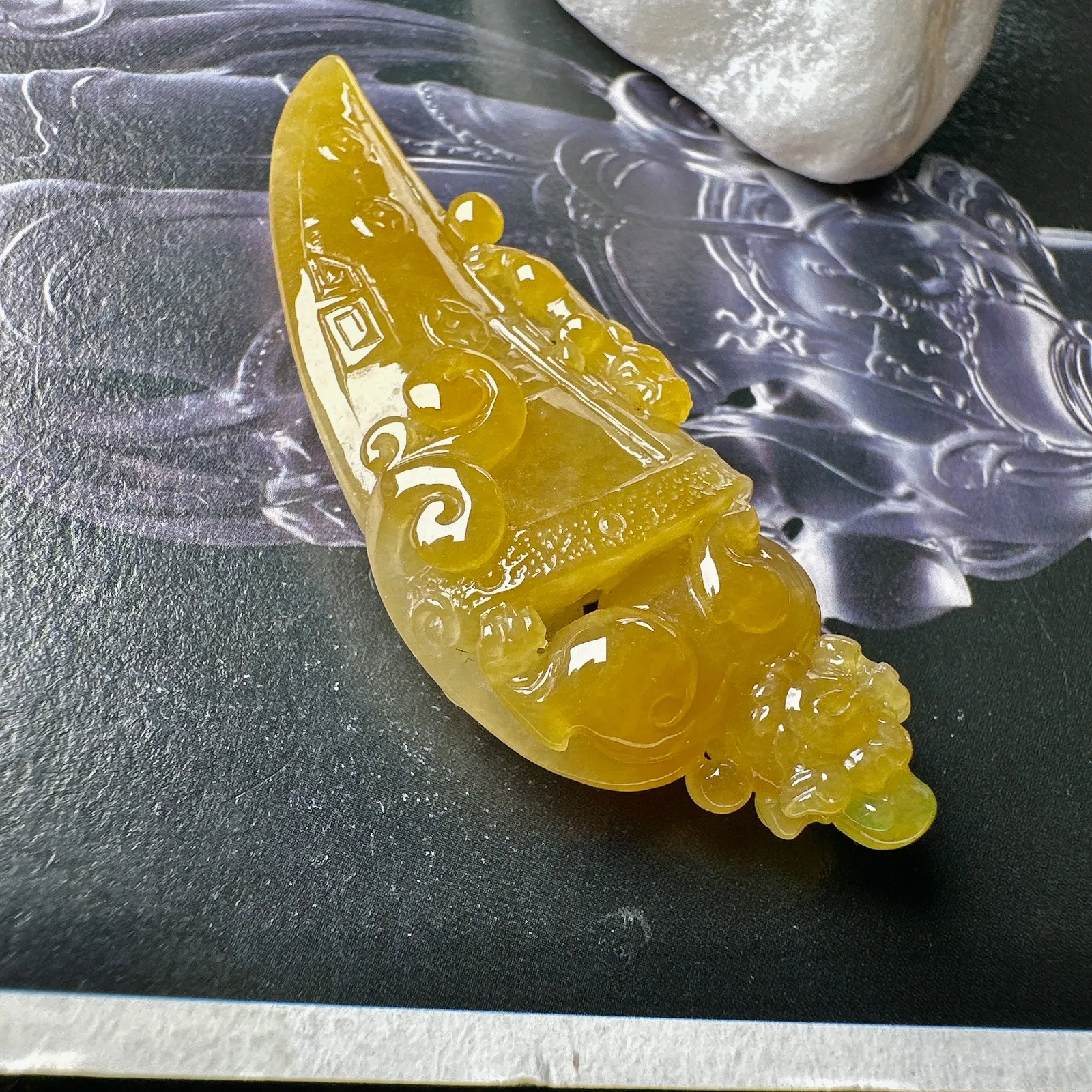 【冰种黄翡龙牙】种地优秀，通透闪亮，起光的料子，厚度很好，工艺雕刻精湛。