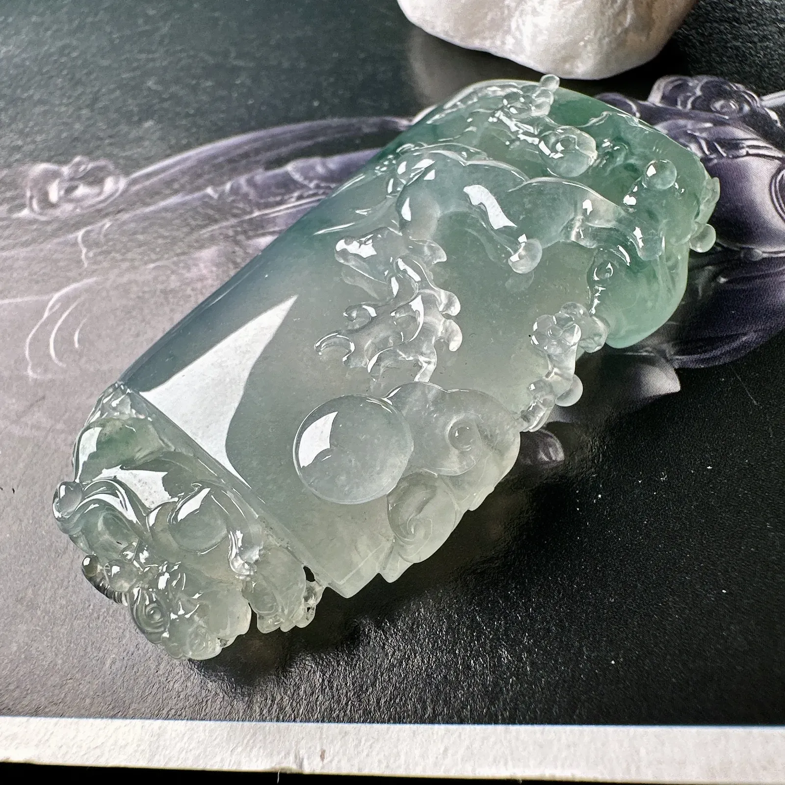 【冰种飘花一路有你】精工雕琢，质地冰润细腻，种老起胶感，通透感很不错，雕工非常精细。