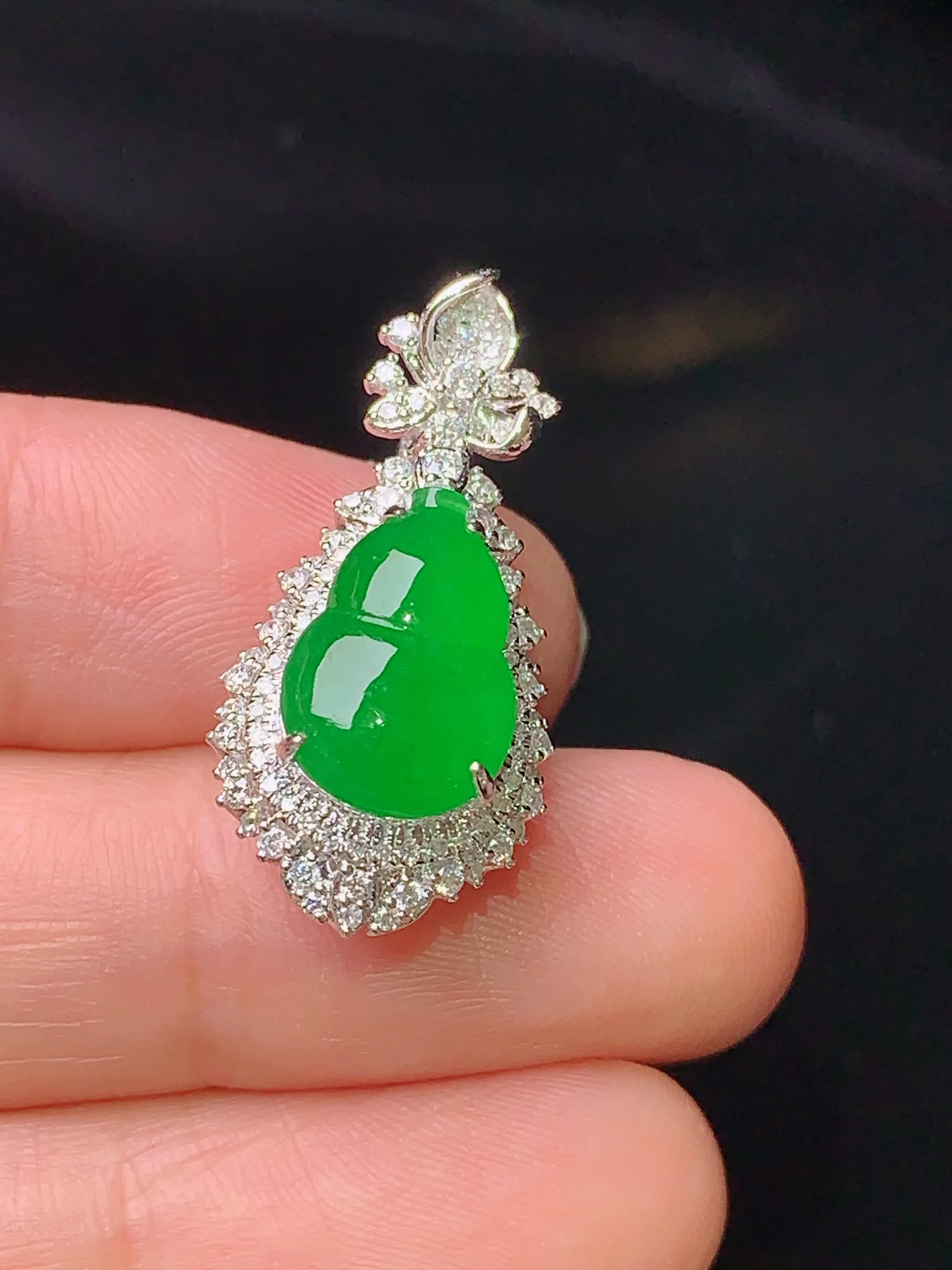 18k金钻镶嵌满绿葫芦吊坠 玉质细腻 水润亮眼  色泽艳丽 整体尺寸27.1*13*11.6