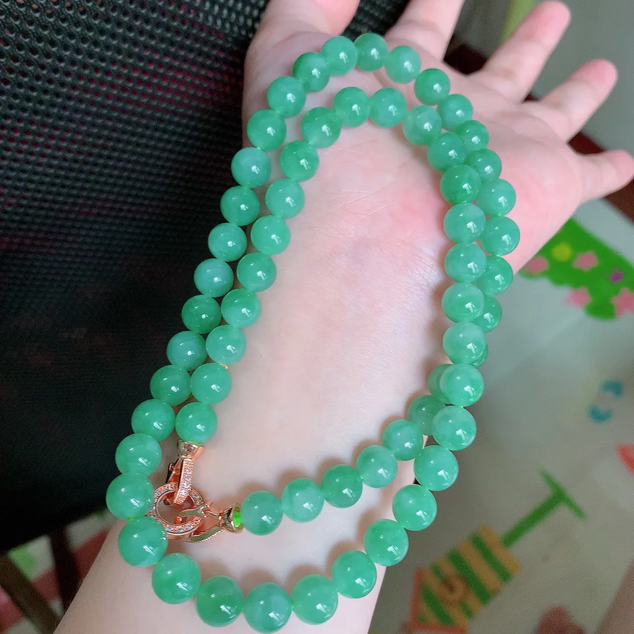 自然光实拍，冰润飘绿圆珠翡翠项链，种老水足，冰清玉润  颜色漂亮  #001.1取一尺寸8.5