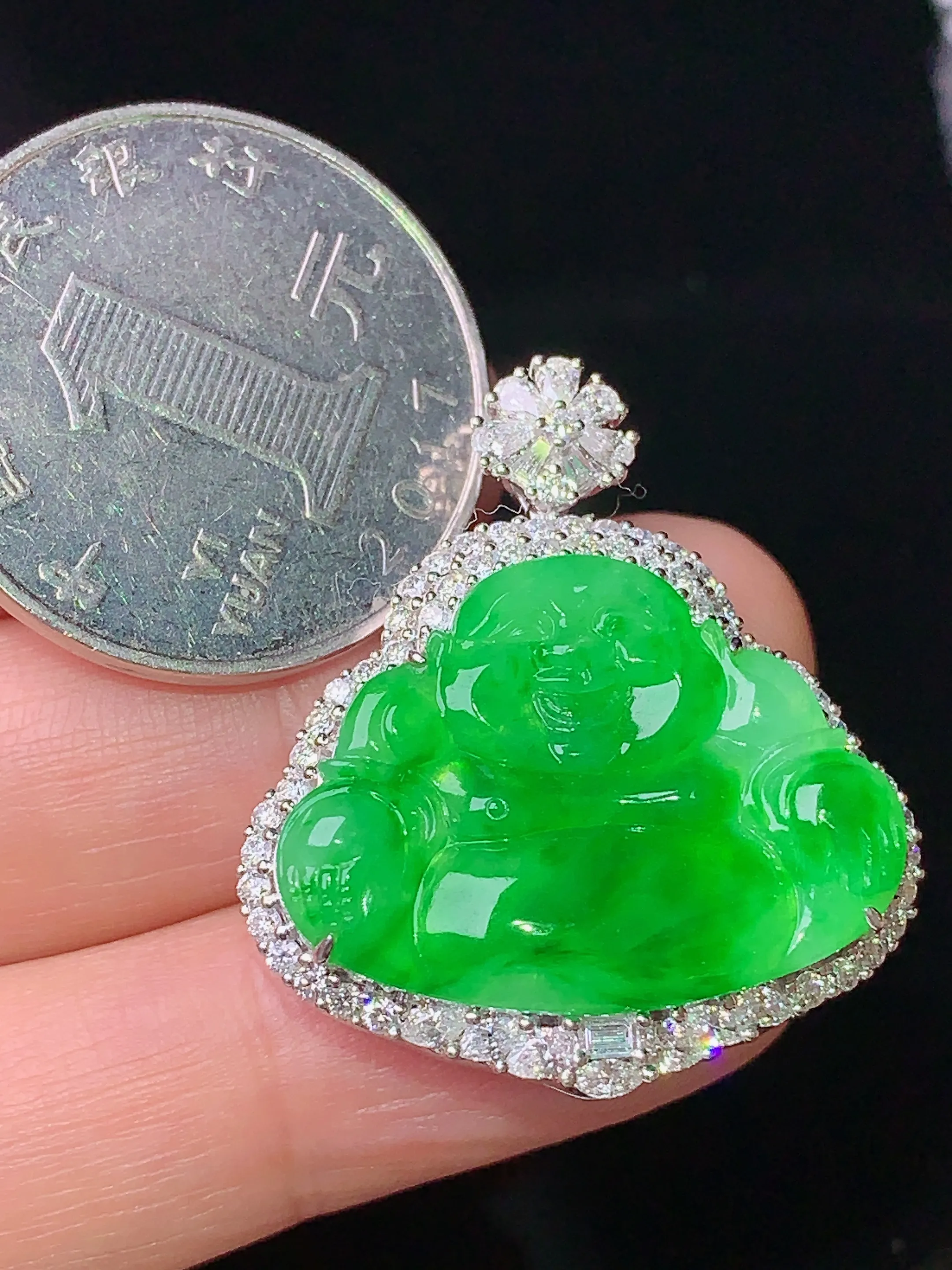 18k金钻镶嵌翠绿佛公吊坠 玉质细腻 水润亮眼 色泽艳丽 整体尺寸30.6*27.3*9.5