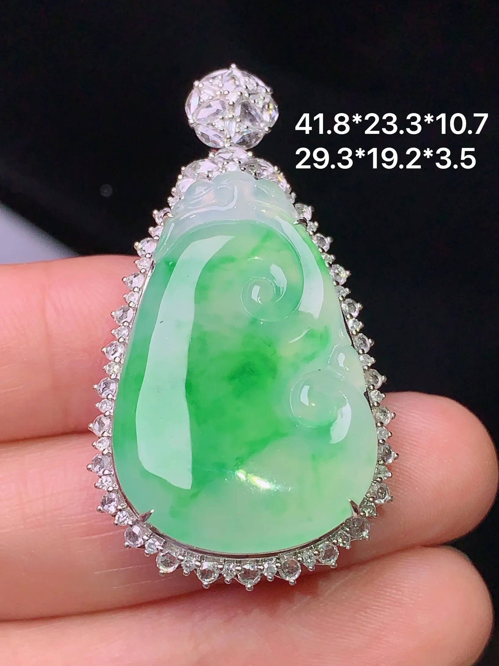 18k金钻镶嵌飘绿如意吊坠 玉质细腻 水润亮眼 色泽艳丽 整体尺寸41.8*23.3*10.7