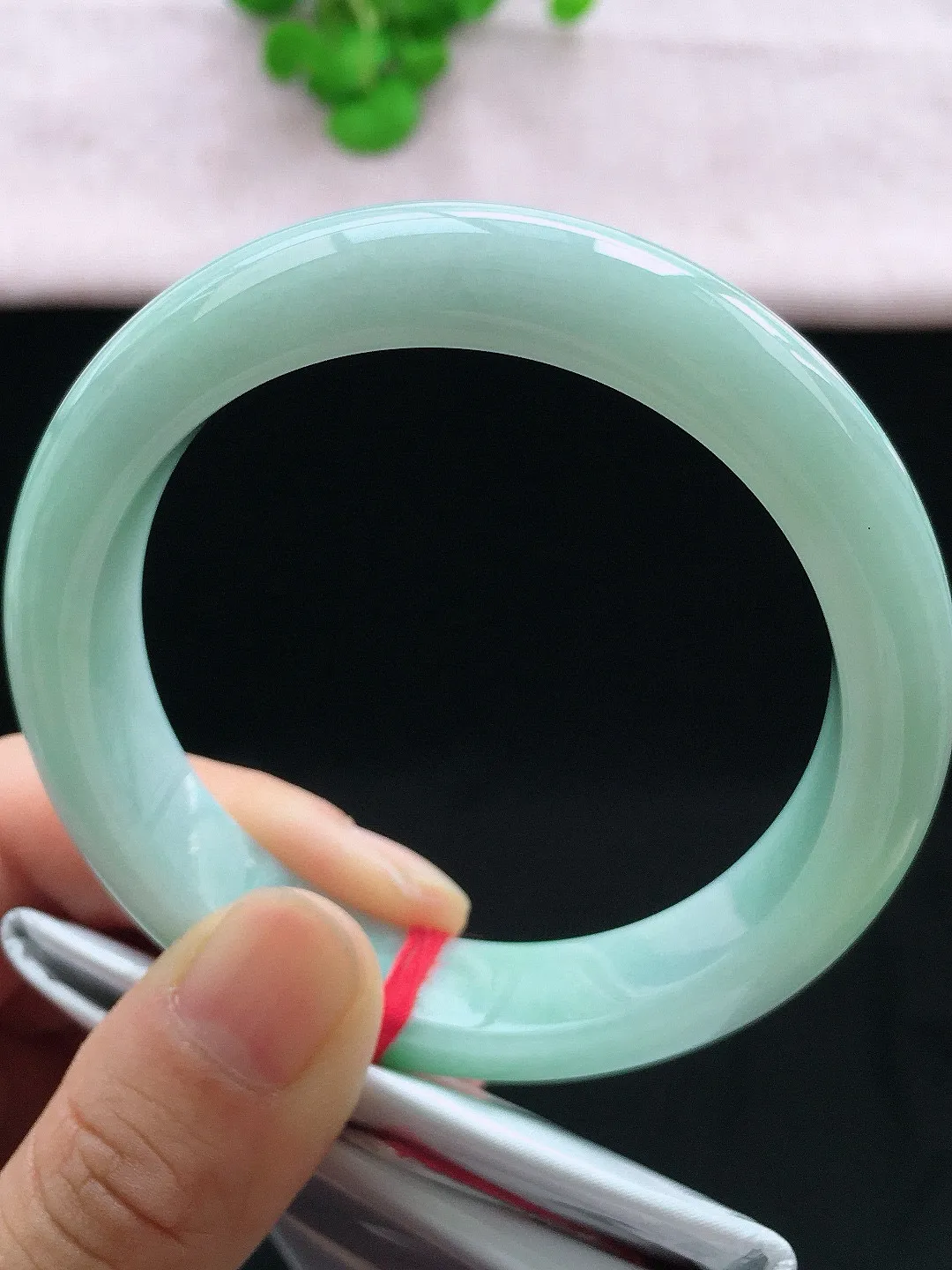 正圈57-58可戴，种老水足，尺寸58/13/8.5mm，冰飘绿正圈翡翠手镯