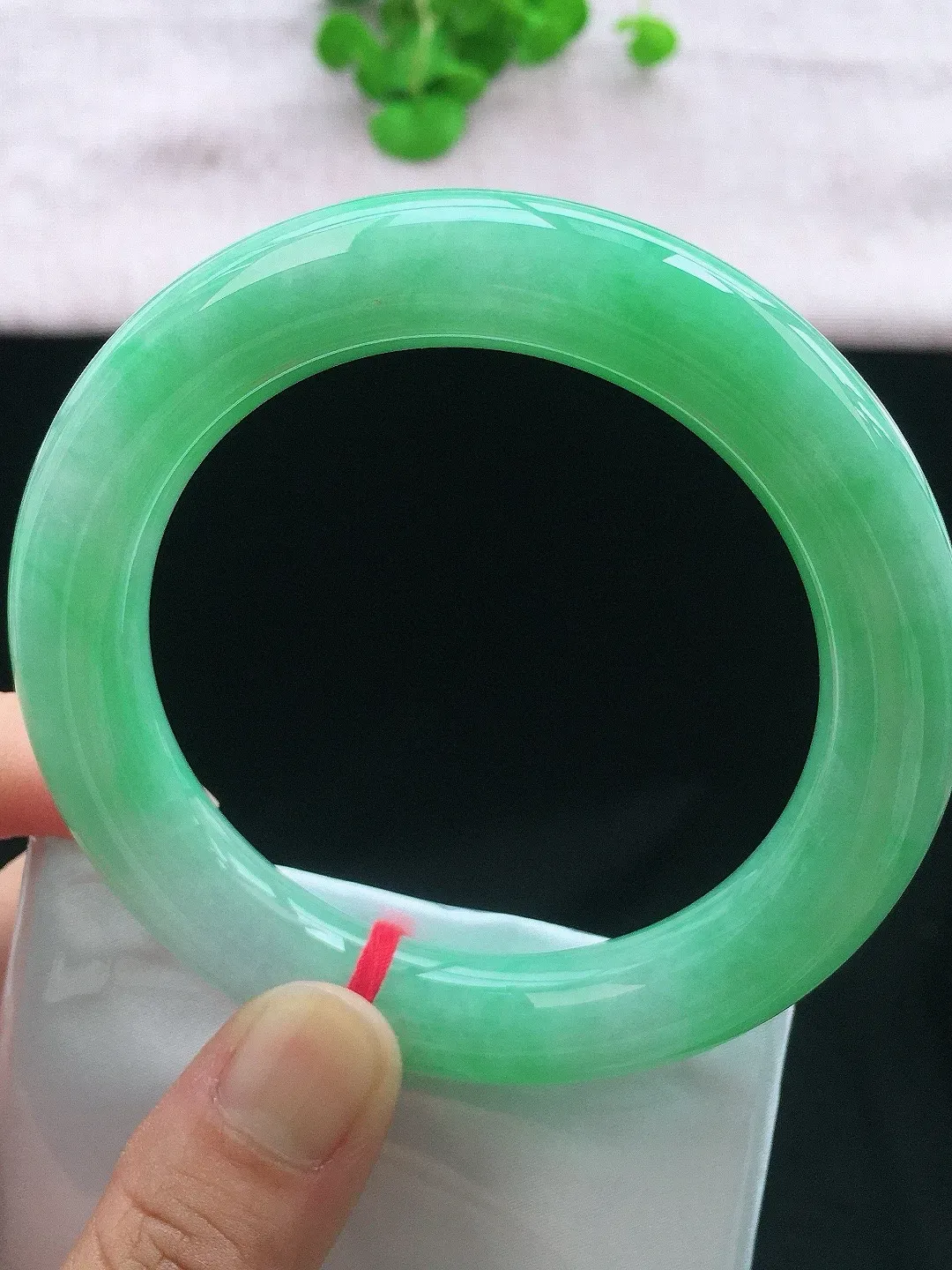 正圈61-62可戴，种老水足，尺寸60.6/12.4/12.4mm，冰飘绿大圈口圆条翡翠手