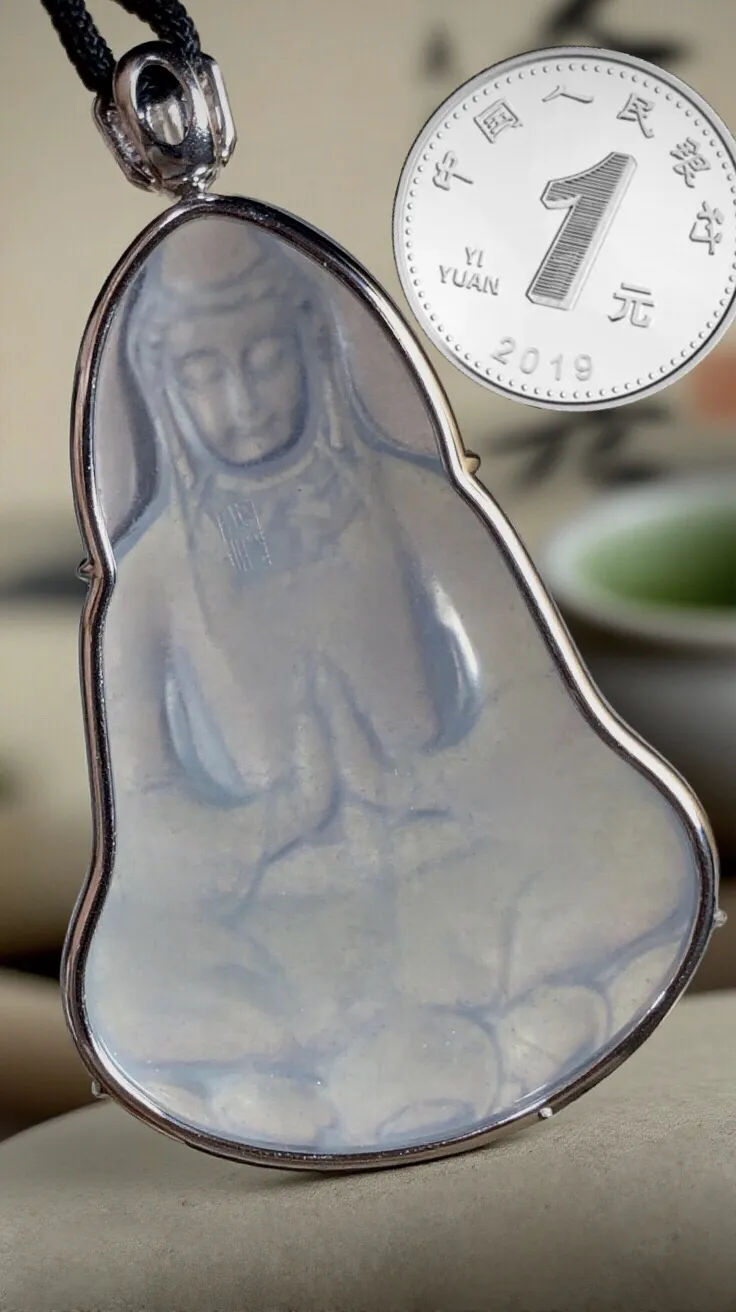 【慈悲为怀·观自在】，合十观音菩萨。
山海玉雕艺术作品，
纯白冰翡翠料子，大师雕刻，线条简约流畅，
开脸慈祥端庄，宁静温和。18K金，南非钻衬托。
作品裸石63-43-5.5mm，整体73-43-8mm。