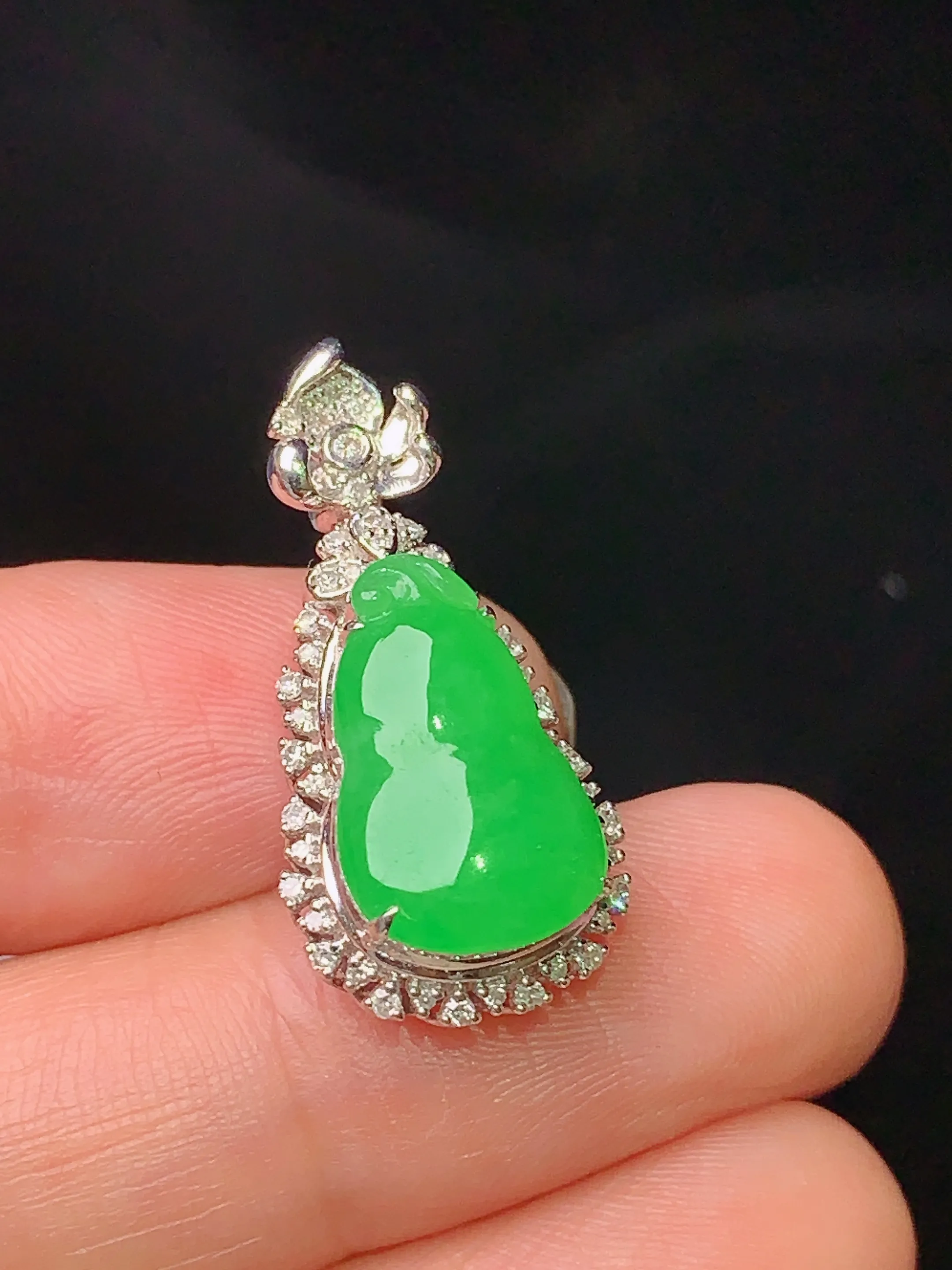 18k金钻镶嵌翠绿葫芦吊坠 玉质细腻 水润亮眼 色泽艳丽 整体尺寸25.5*12.6*8.7
