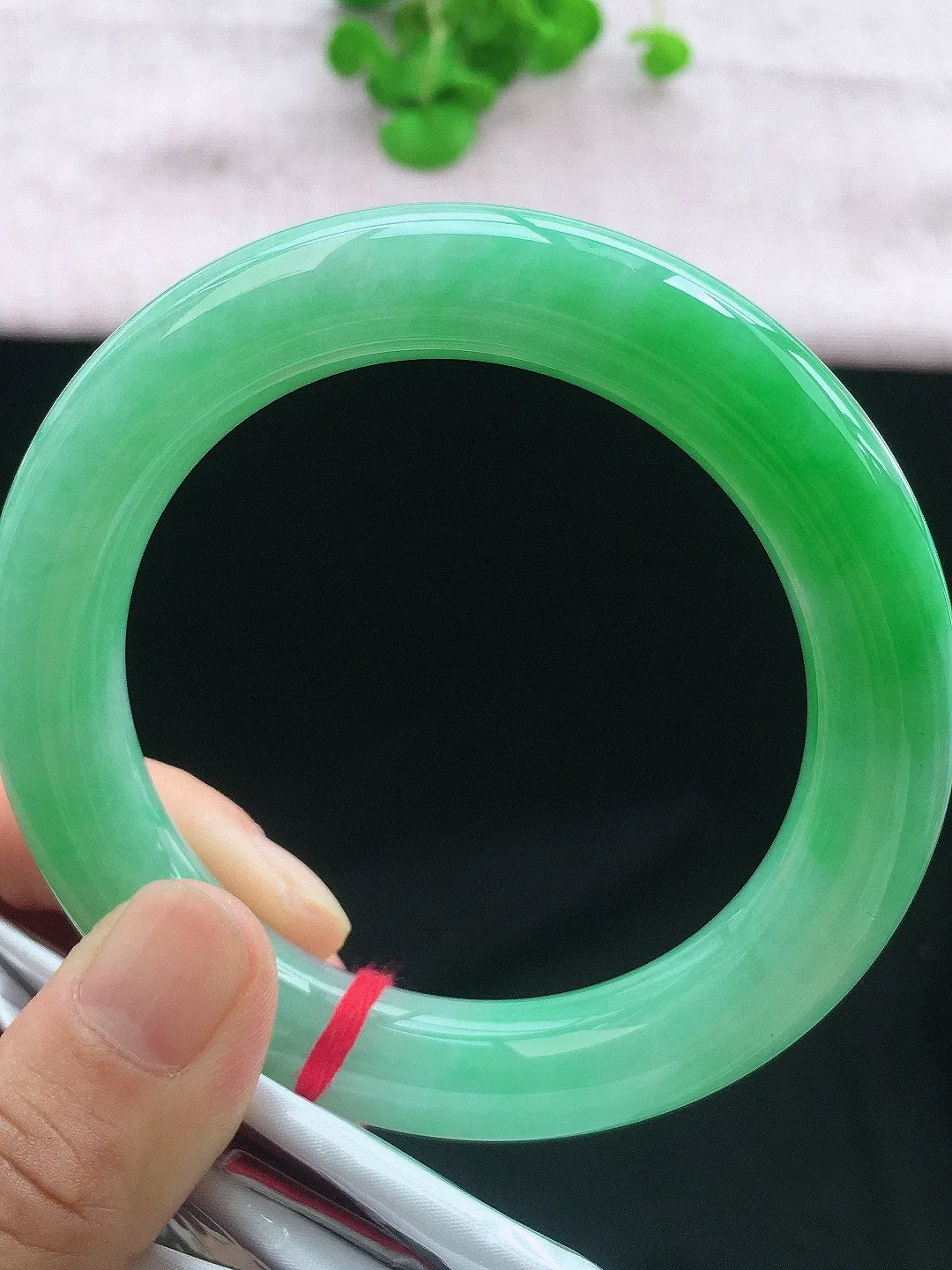 正圈61-62可戴，种老水足，尺寸60.6/12.4/12.4mm，冰飘绿大圈口圆条翡翠手