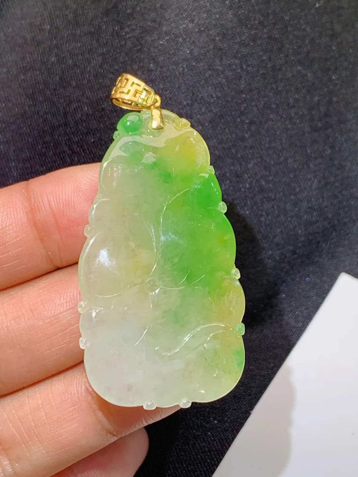 春彩荷叶鱼吊坠，18k金镶嵌，冰润细腻，颜色鲜艳，种水足 尺寸44.9*24.6*5.5