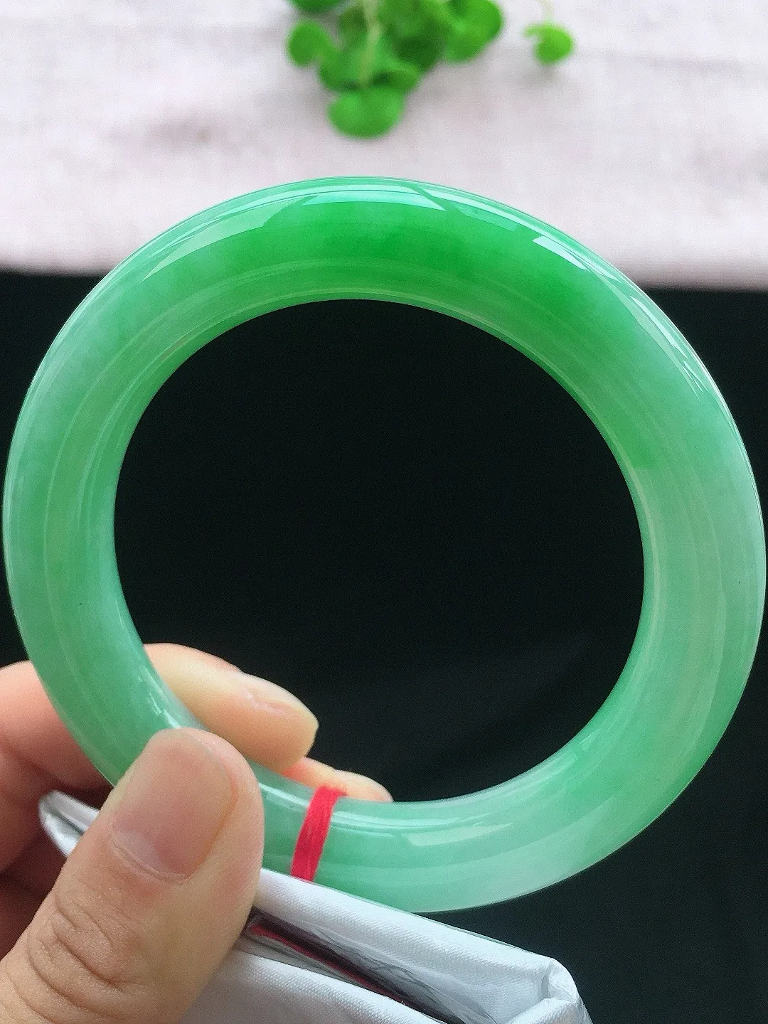 正圈61-62可戴，种老水足，尺寸60.6/12.4/12.4mm，冰飘绿大圈口圆条翡翠手
