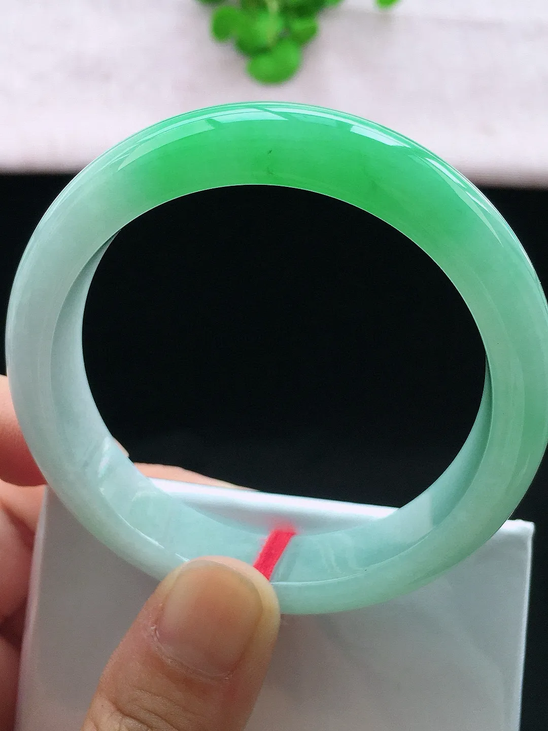 正圈55-56可戴，种老水足，尺寸55.8/12.8/8.3mm，冰飘绿正圈翡翠手镯