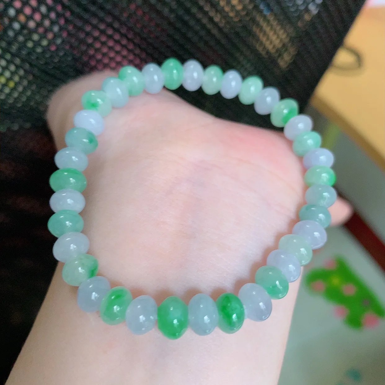 自然光实拍，冰胶多彩飘阳绿翡翠手串手链，种老水足，冰清玉润  颜色漂亮  #001.1取一尺寸7-4