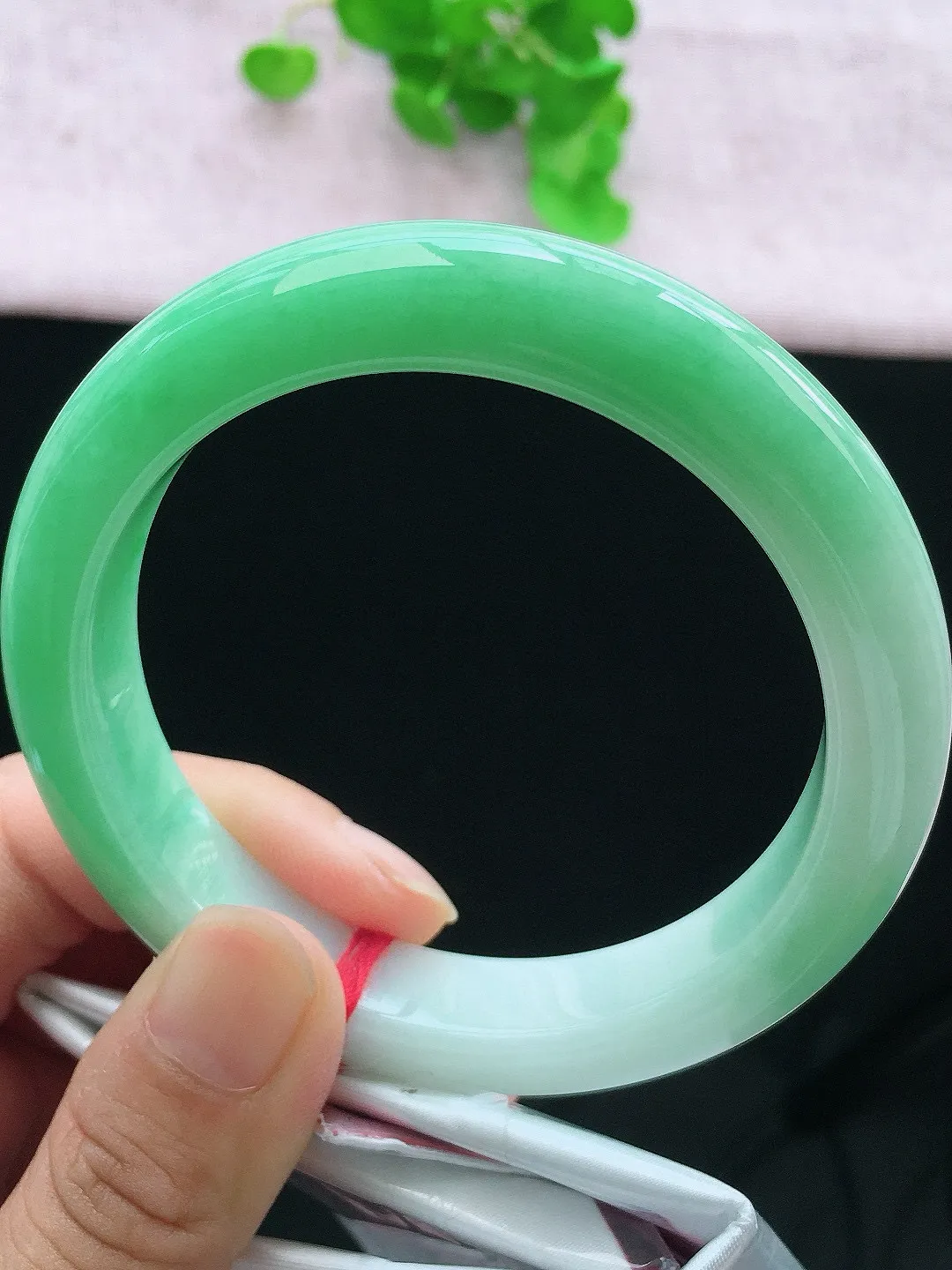 正圈60-61可戴，种老水足，尺寸61/12.5/9.8mm，冰飘绿大圈口正圈翡翠手镯