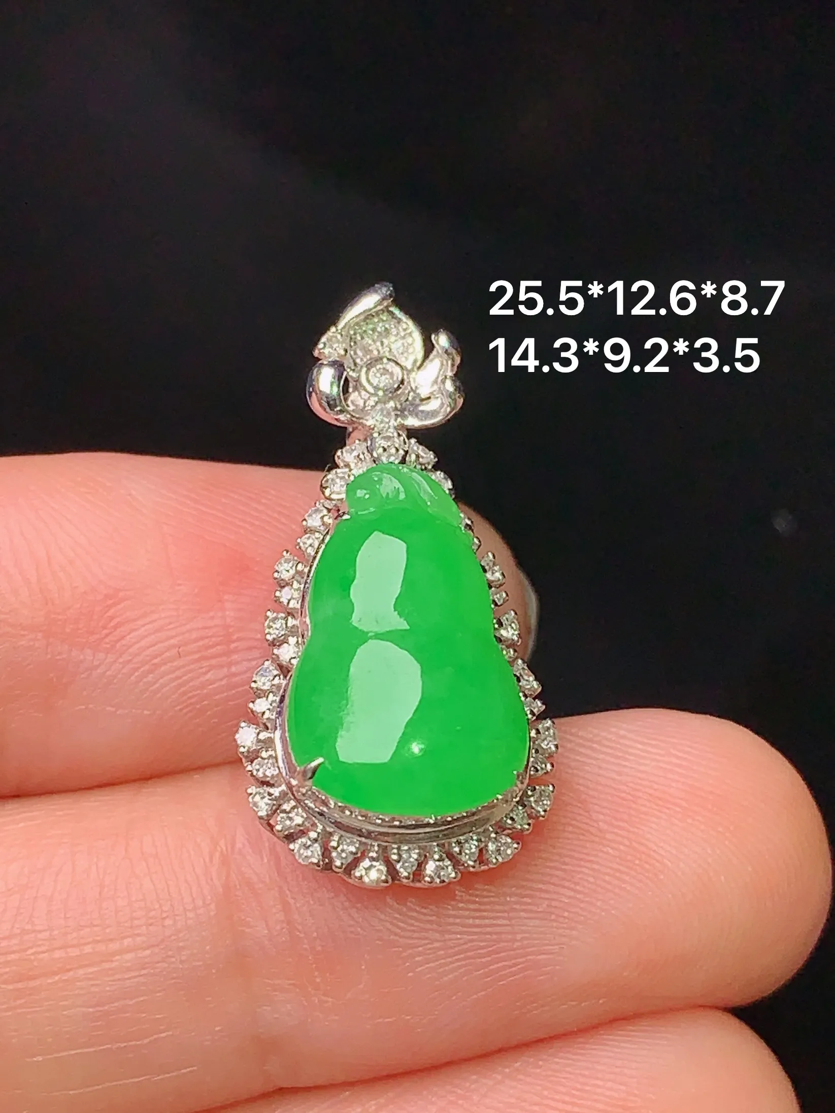 18k金钻镶嵌翠绿葫芦吊坠 玉质细腻 水润亮眼 色泽艳丽 整体尺寸25.5*12.6*8.7