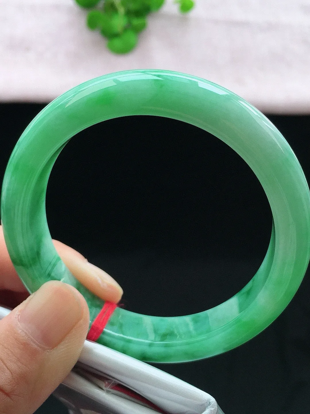 正圈57-58可戴，种老水足，尺寸57.3/12.5/8.7mm，满绿正圈翡翠手镯