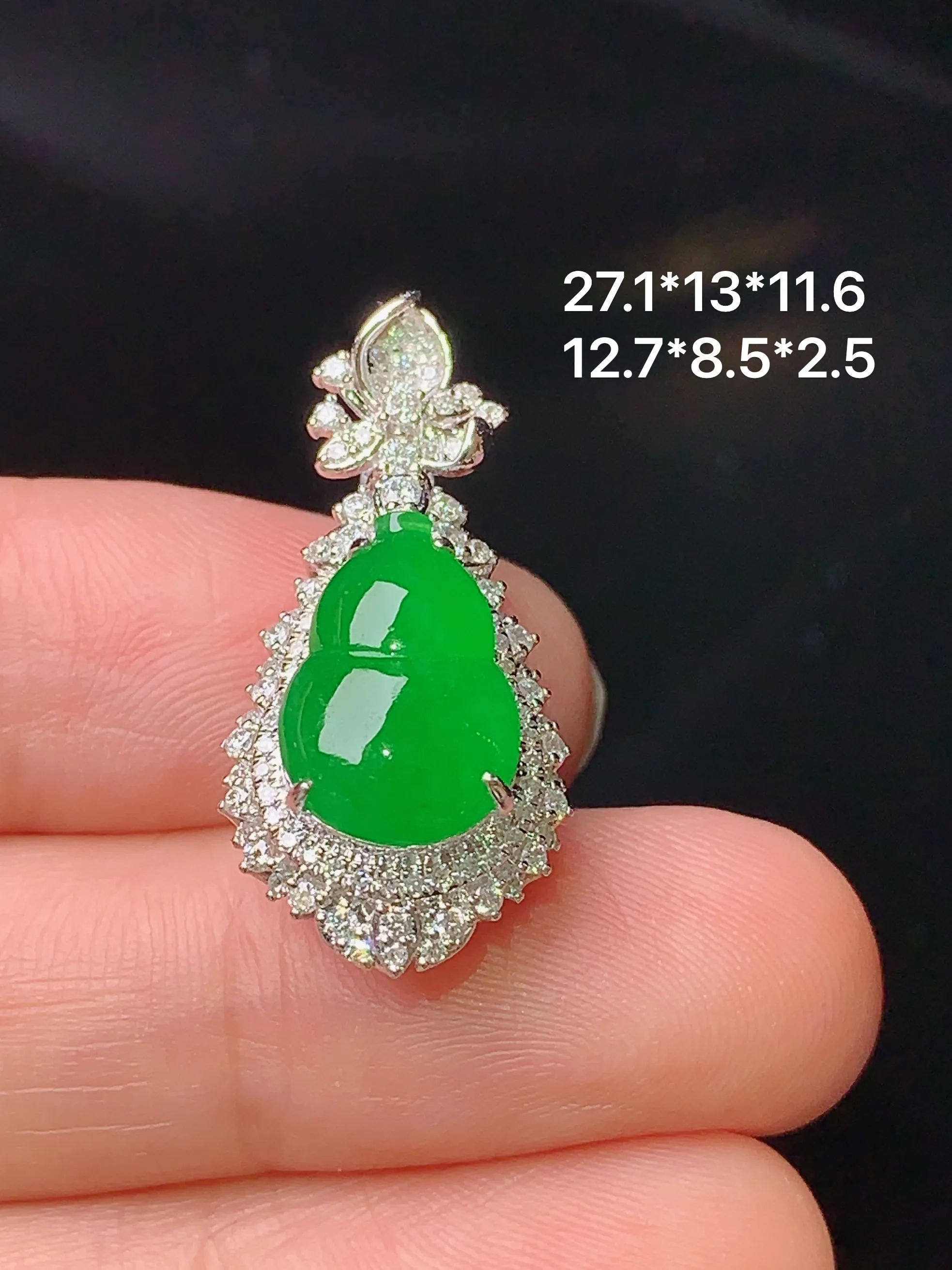 18k金钻镶嵌满绿葫芦吊坠 玉质细腻 水润亮眼  色泽艳丽 整体尺寸27.1*13*11.6