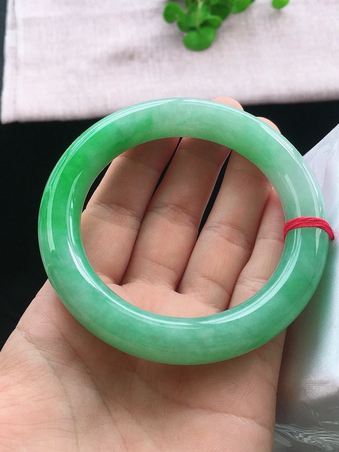 正圈61-62可戴，种老水足，尺寸60.6/12.4/12.4mm，冰飘绿大圈口圆条翡翠手