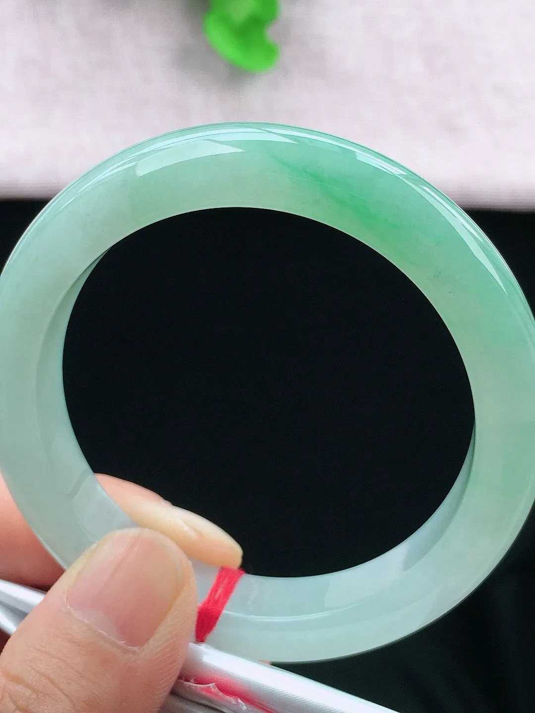 正圈55-56可戴，种老水足，尺寸56/11.3/9mm，冰飘绿正圈翡翠手镯
