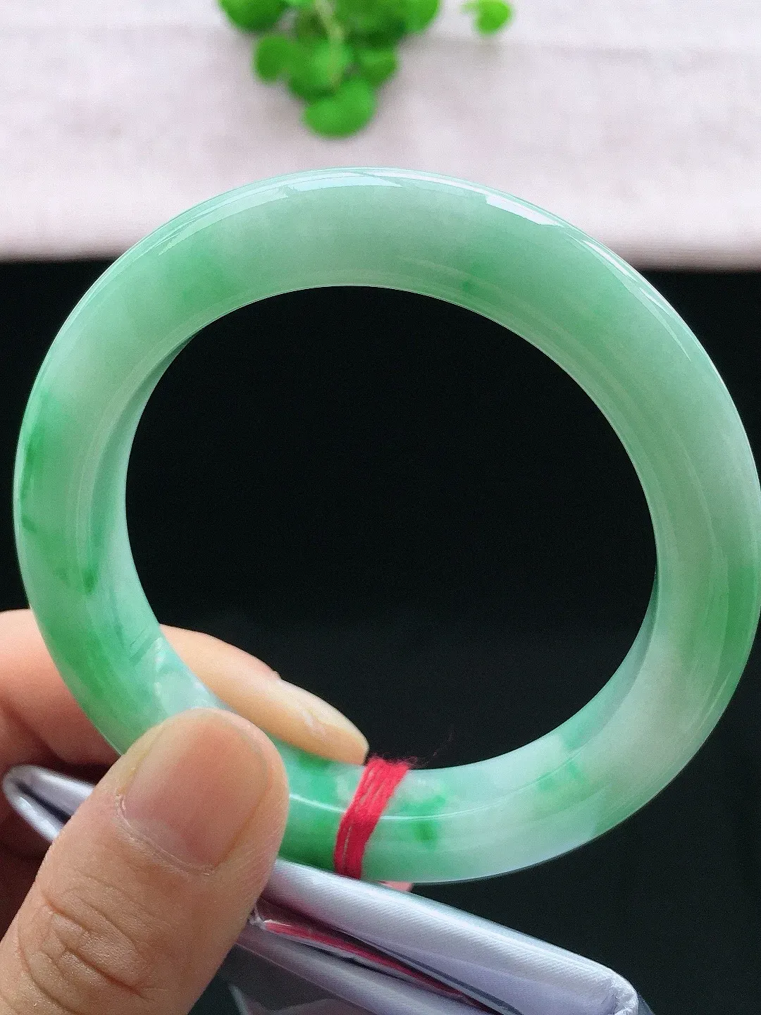 正圈55-56可戴，种老水足，尺寸55.7/10.9/10.1mm，冰飘绿正圈翡翠手镯