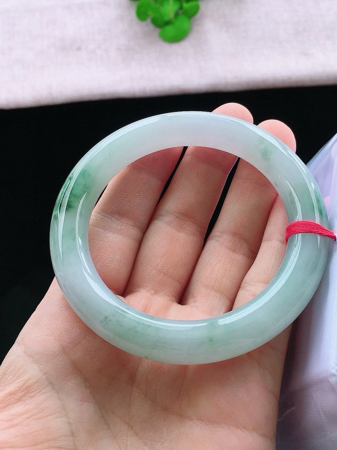 正圈58-59可戴，种老水足，尺寸57.7/10.8/10.8mm，冰飘花圆条翡翠手镯