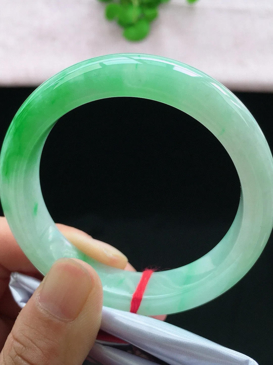 正圈54-55可戴，种老水足，尺寸54.5/13/8.5mm，冰飘绿正圈翡翠手镯