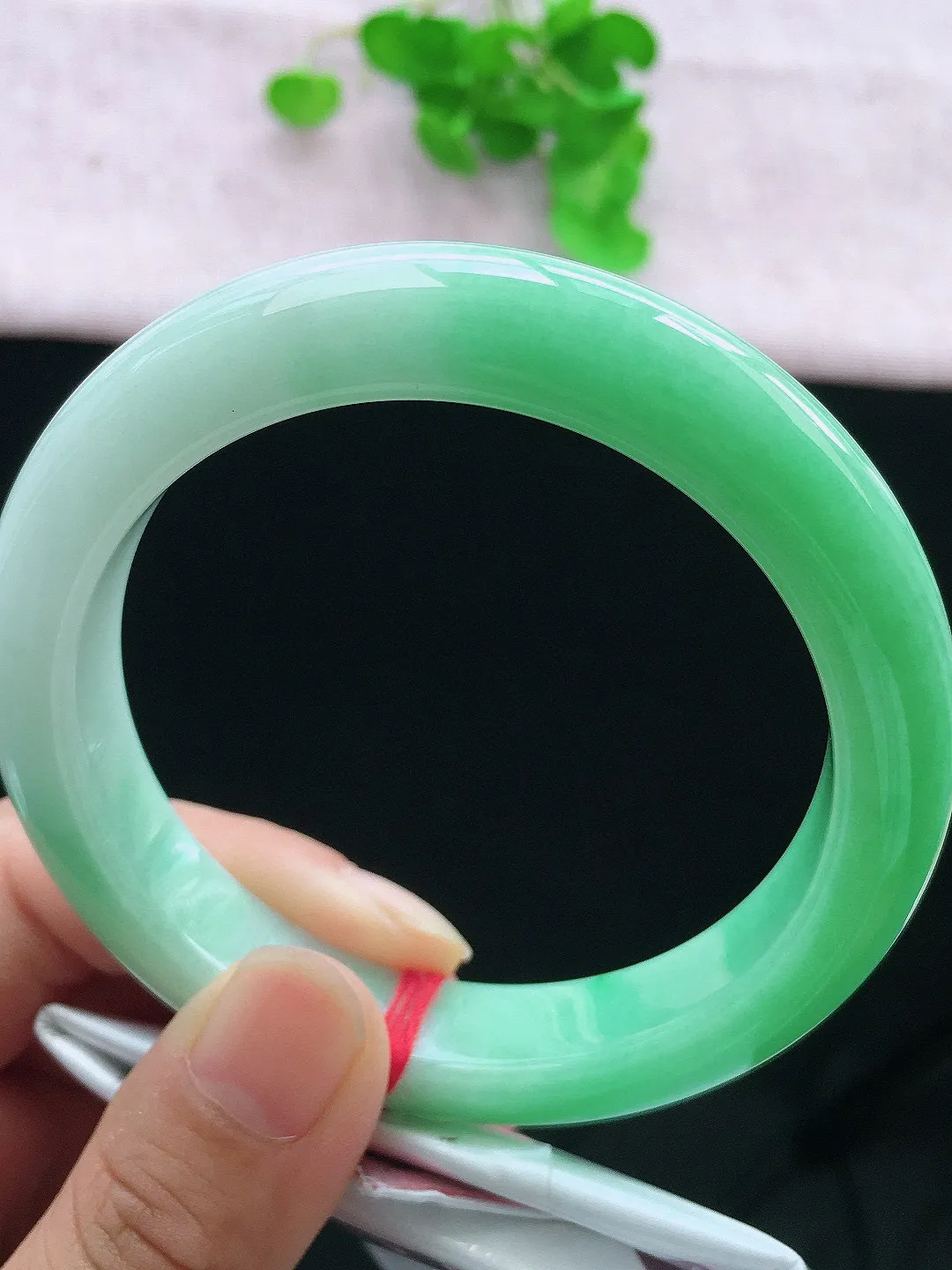 正圈60-61可戴，种老水足，尺寸61/12.5/9.8mm，冰飘绿大圈口正圈翡翠手镯