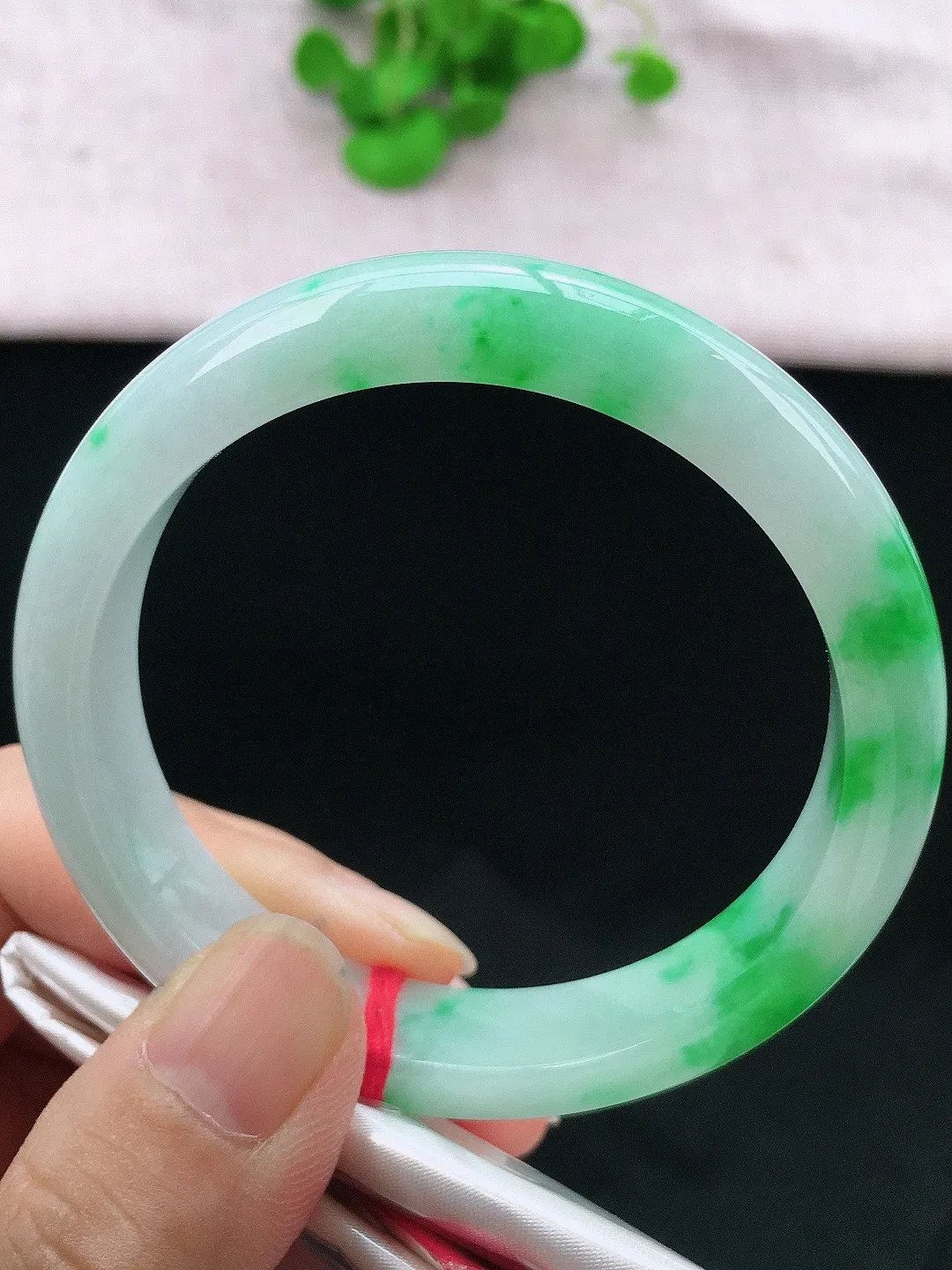 正圈55-56可戴，种老水足，尺寸55.6/12.5/7.8mm，冰飘绿正圈翡翠手镯
