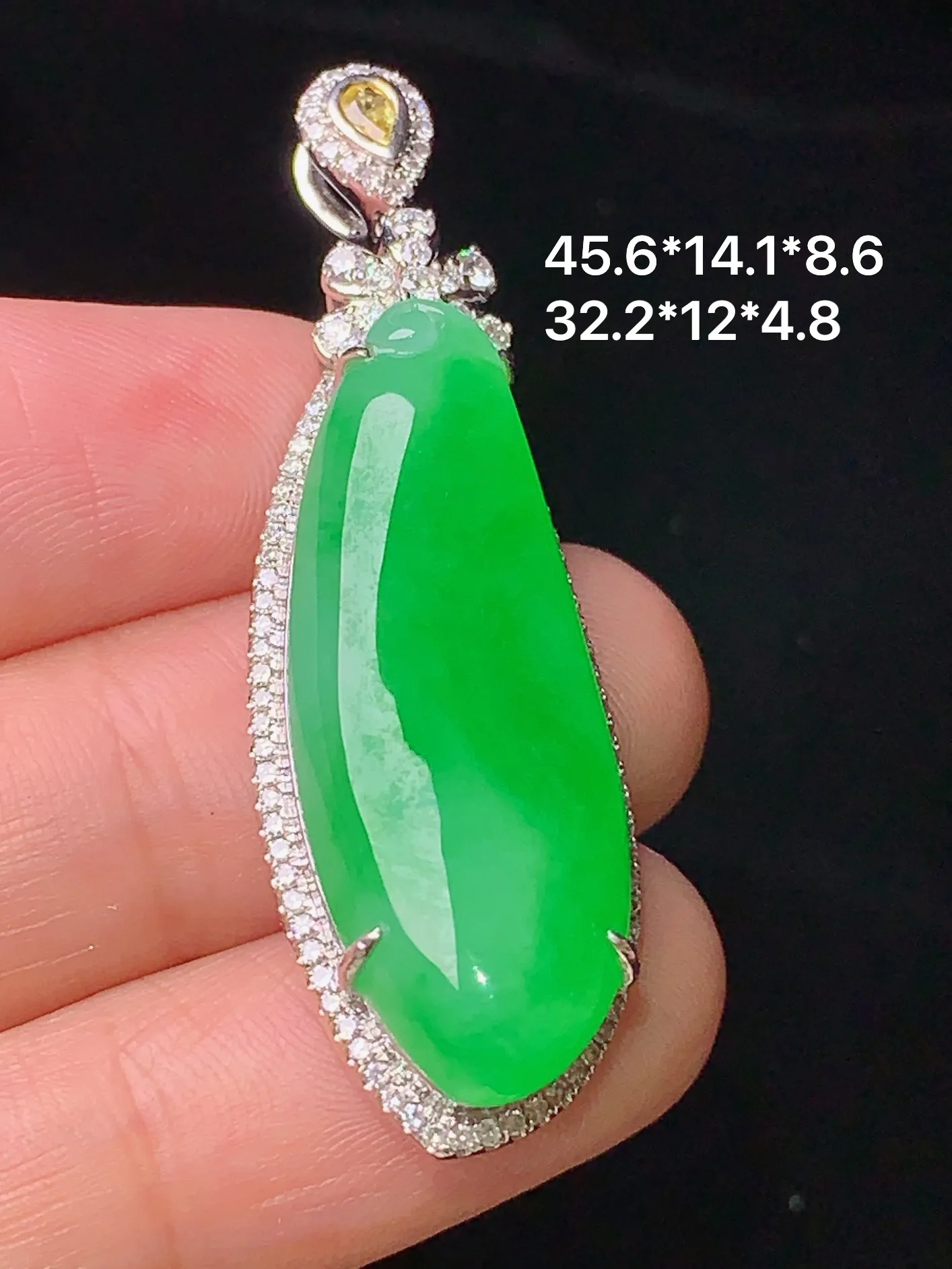 18k金钻镶嵌翠绿福瓜吊坠 玉质细腻 水润亮眼  色泽艳丽 整体尺寸45.6*14.1*8.6