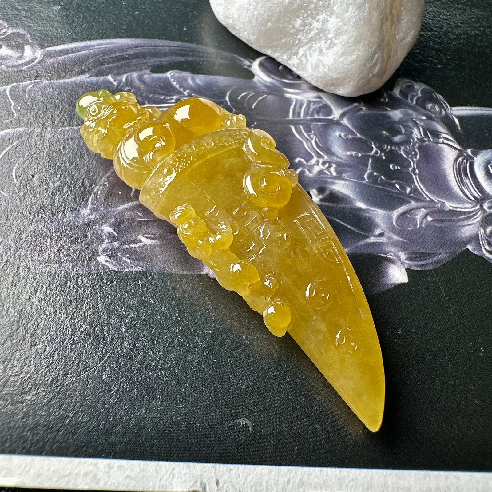 【冰种黄翡龙牙】种地优秀，通透闪亮，起光的料子，厚度很好，工艺雕刻精湛。