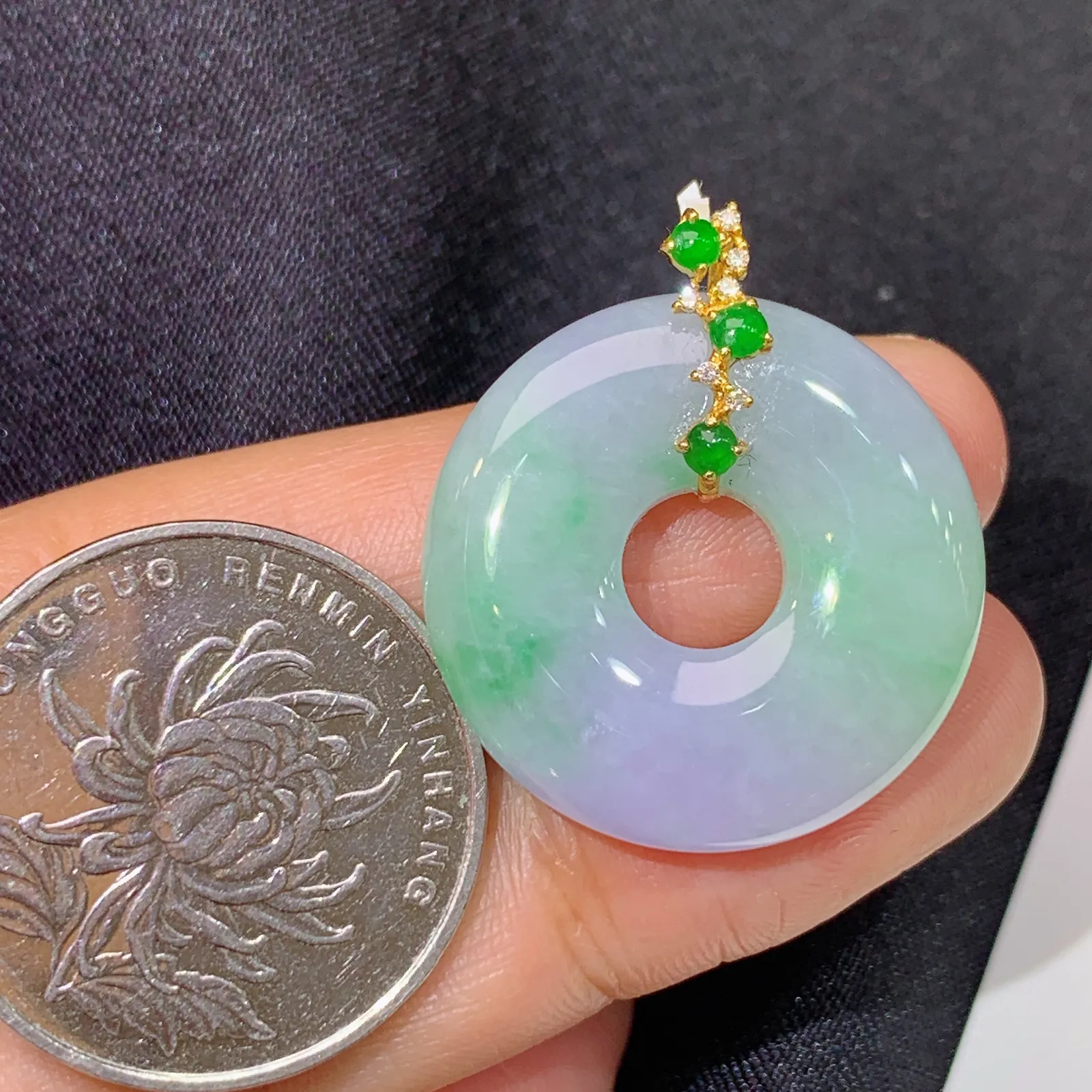 紫飘绿甜甜圈吊坠，18k金镶嵌，冰润鲜艳，玉质细腻，种水足 尺寸27.9*24.2*4.9