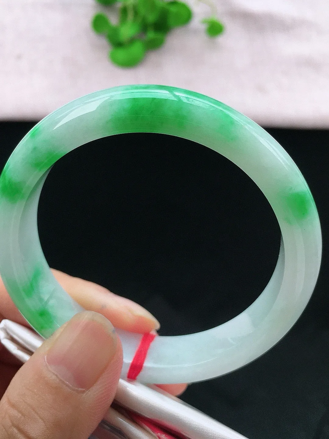 正圈55-56可戴，种老水足，尺寸55.6/12.5/7.8mm，冰飘绿正圈翡翠手镯