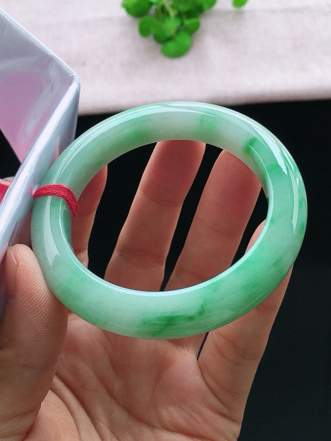 正圈55-56可戴，种老水足，尺寸55.7/10.9/10.1mm，冰飘绿正圈翡翠手镯