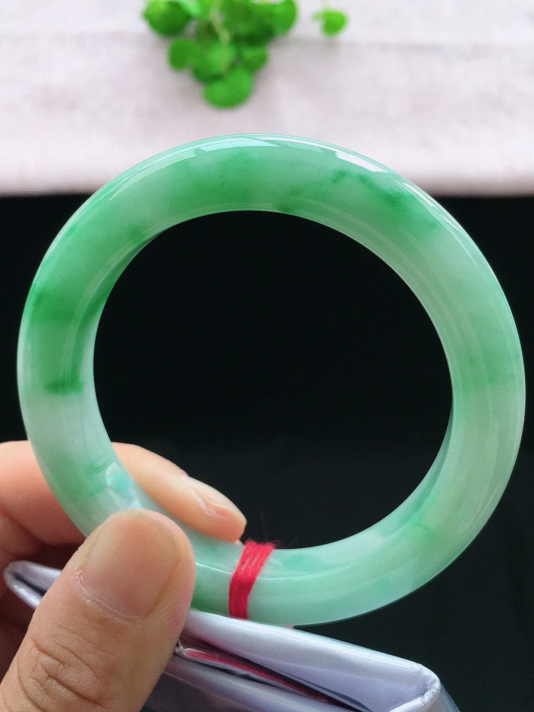 正圈55-56可戴，种老水足，尺寸55.7/10.9/10.1mm，冰飘绿正圈翡翠手镯