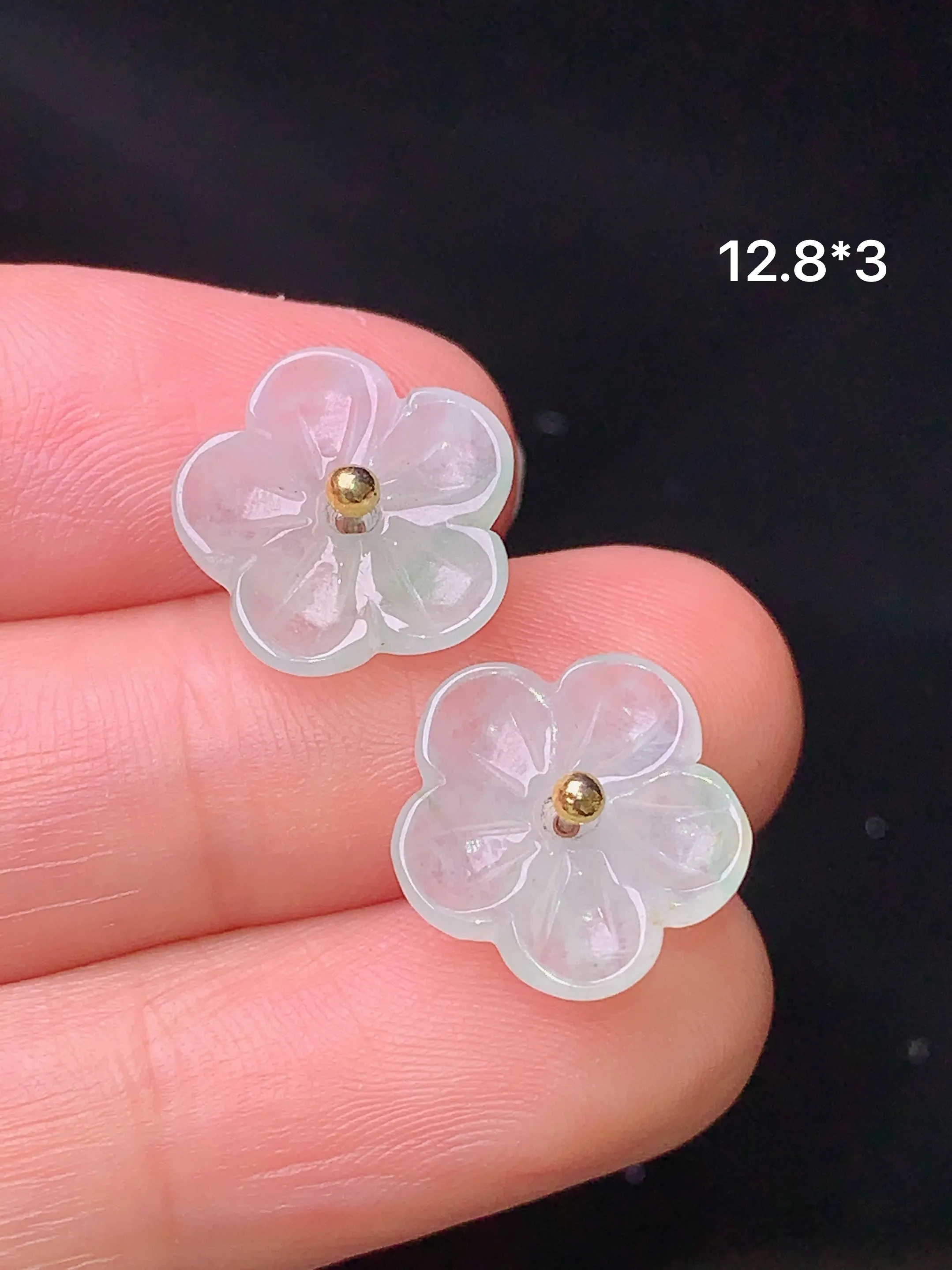 18k金镶嵌冰种花朵耳钉 玉质细腻 水润亮眼  色泽艳丽 整体尺寸12.8*3