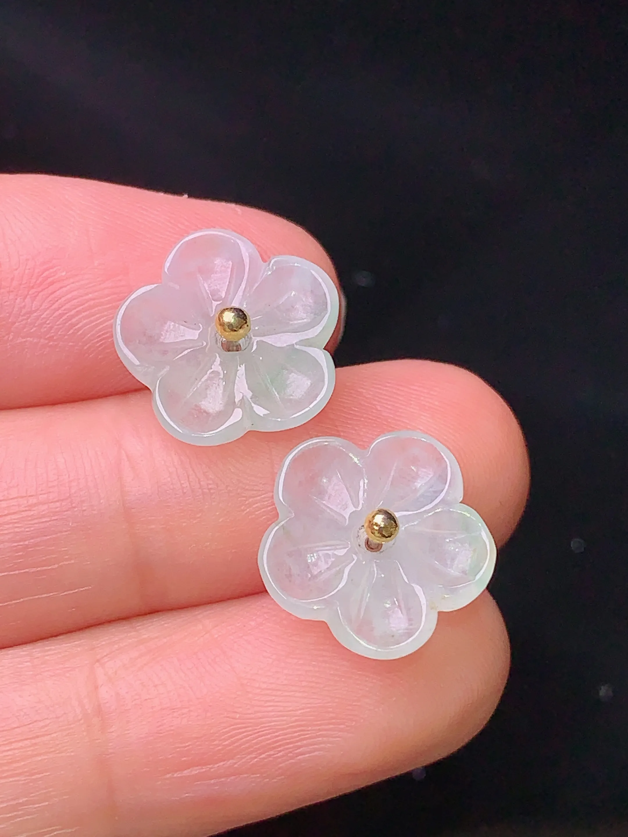18k金镶嵌冰种花朵耳钉 玉质细腻 水润亮眼  色泽艳丽 整体尺寸12.8*3