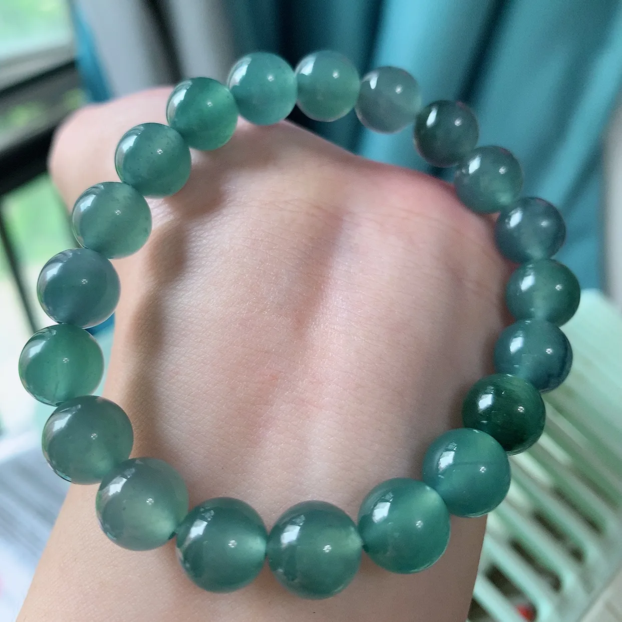 自然光实拍，冰种飘花圆珠翡翠手串手链，种老水足，冰清玉润  颜色漂亮  #001.1取一尺寸9.8