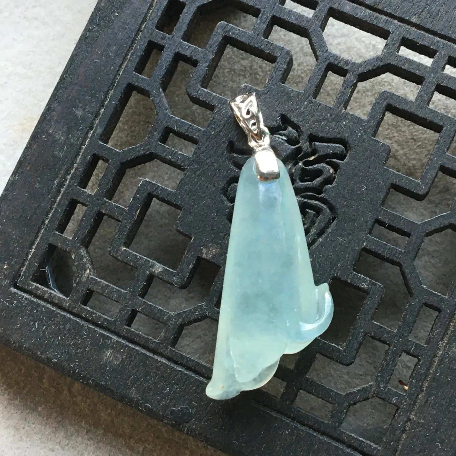 缅甸翡翠A货，兰花朵，幸福快乐，平安吉祥，花开富贵，正反两面可以带，上身效果非常美，祼石尺寸24.3/14.4/6