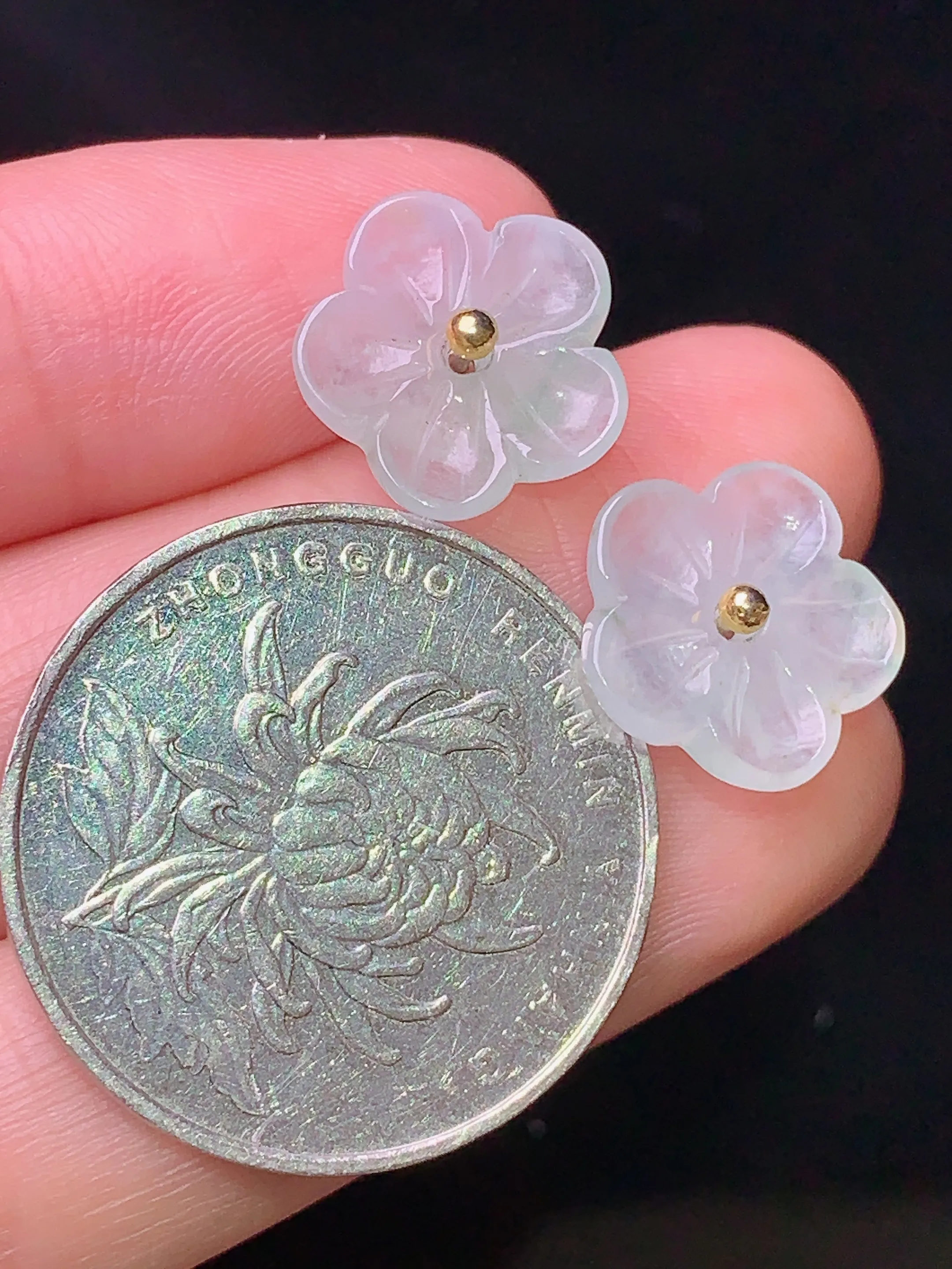 18k金镶嵌冰种花朵耳钉 玉质细腻 水润亮眼  色泽艳丽 整体尺寸12.8*3