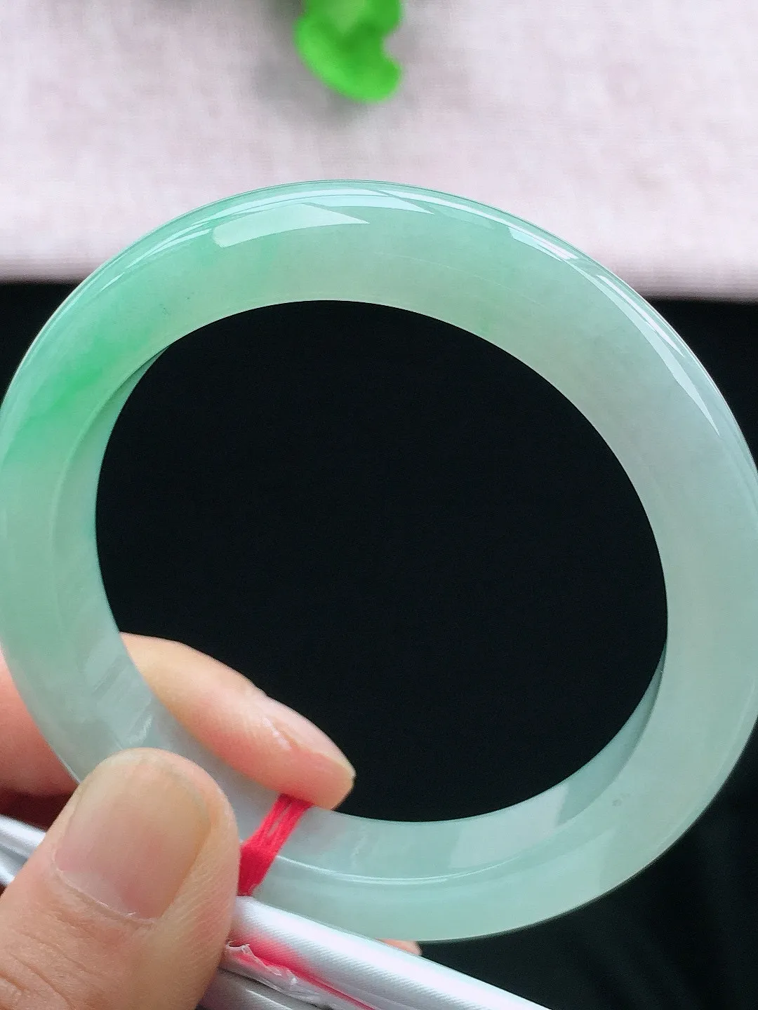 正圈55-56可戴，种老水足，尺寸56/11.3/9mm，冰飘绿正圈翡翠手镯