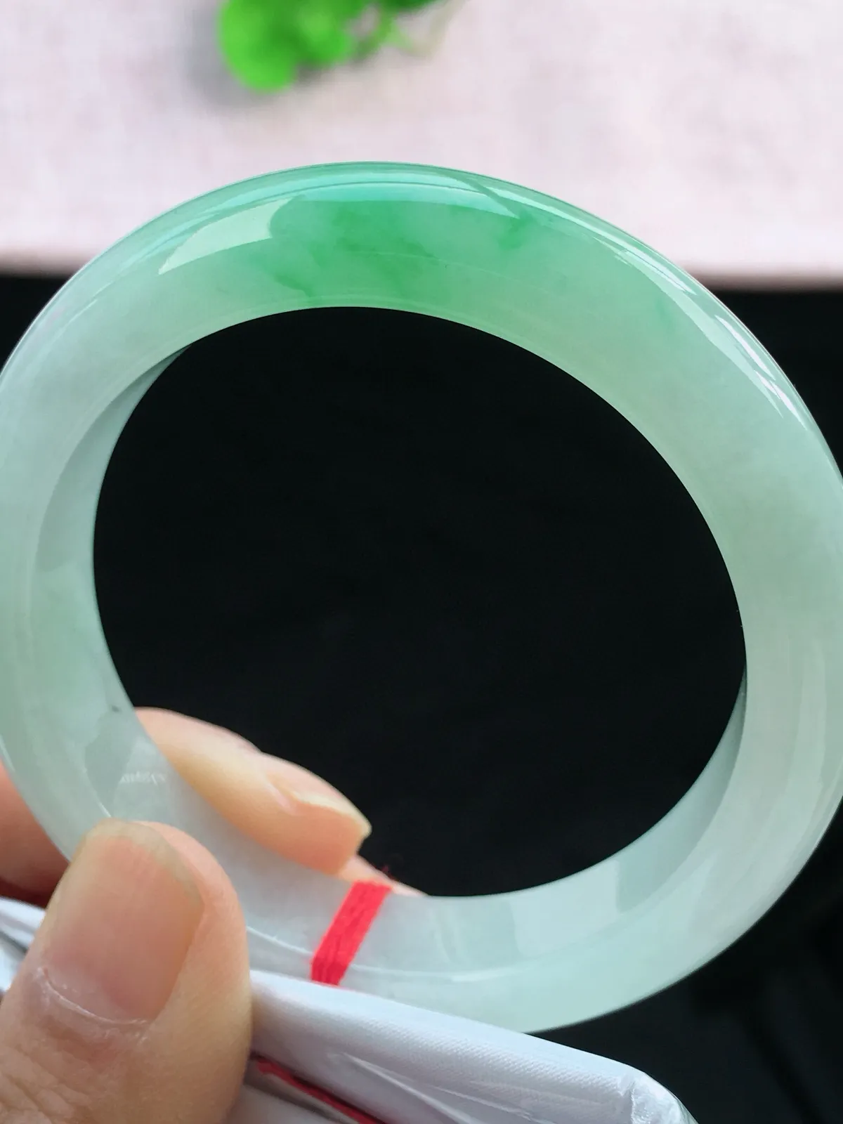 正圈54-55可戴，种老水足，尺寸55/12.6/9.4mm，冰飘绿正圈翡翠手镯