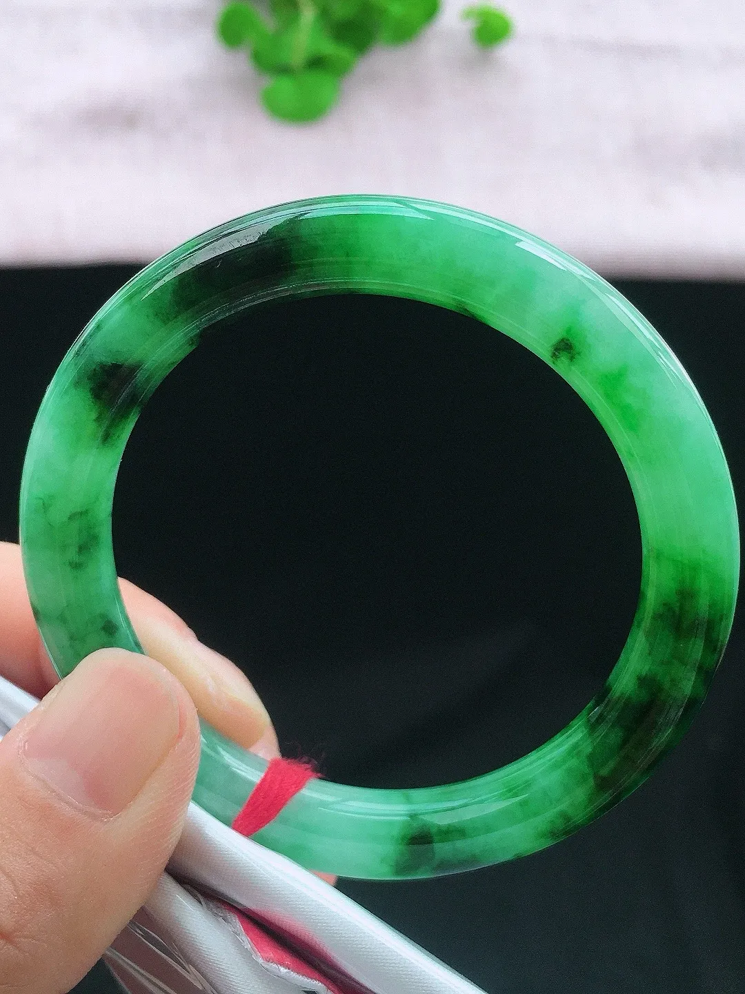 正圈53-54可戴，种老水足，尺寸52/9/9mm，冰飘绿圆条翡翠手镯