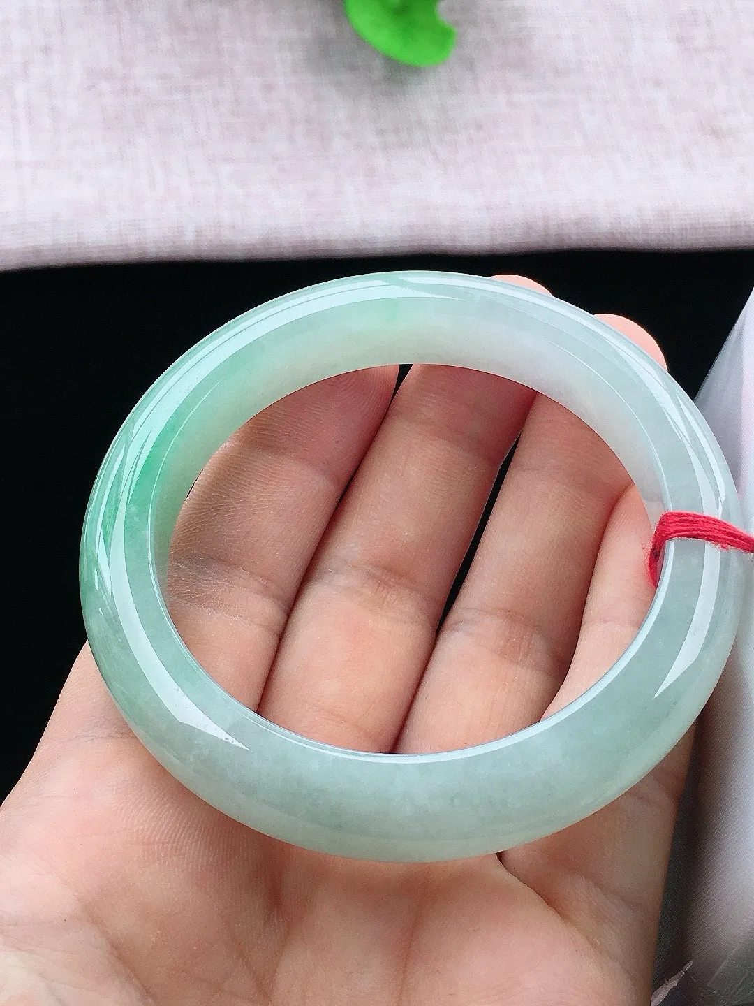 正圈55-56可戴，种老水足，尺寸56/11.3/9mm，冰飘绿正圈翡翠手镯