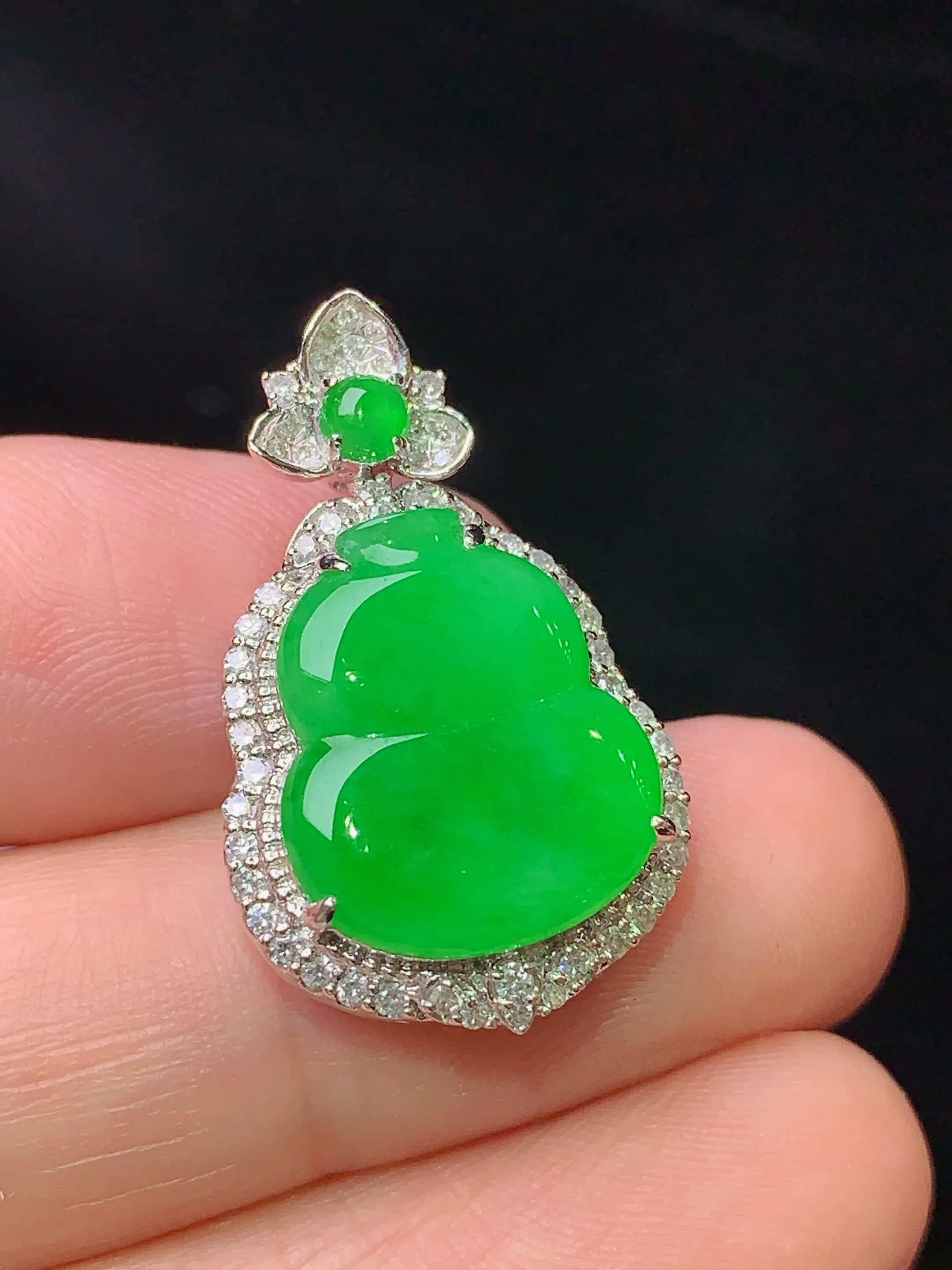 18k金钻镶嵌翠绿葫芦吊坠 玉质细腻 水润亮眼  色泽艳丽 整体尺寸26.2*16*7.5