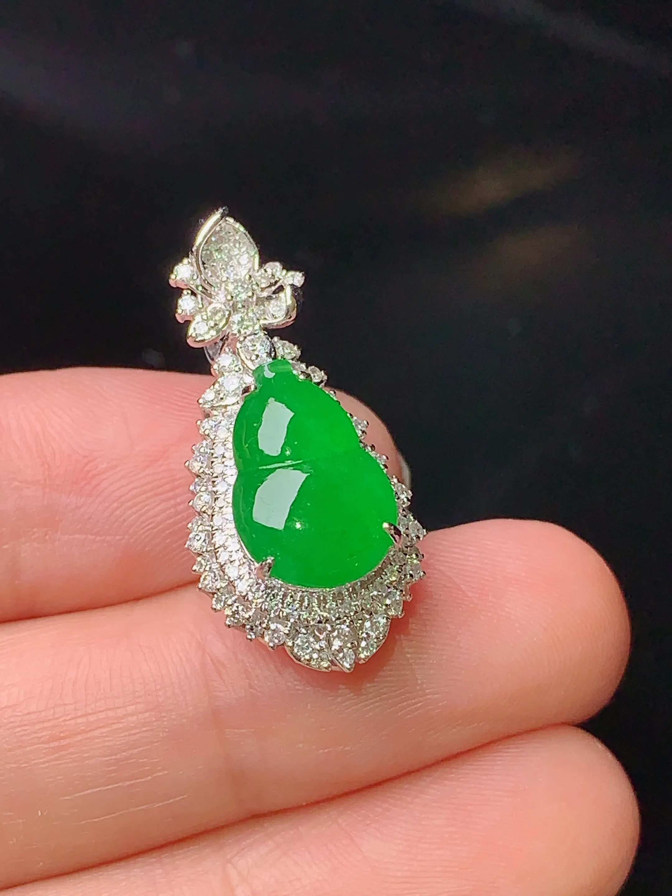 18k金钻镶嵌满绿葫芦吊坠 玉质细腻 水润亮眼  色泽艳丽 整体尺寸27.1*13*11.6