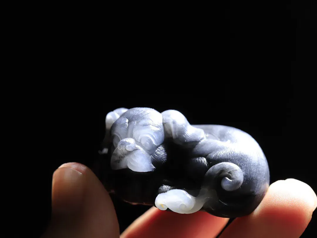 新疆和田籽料青花旺财狗挂件，玉质温润细腻 尺寸44.7-34.7-24mm    63701865L